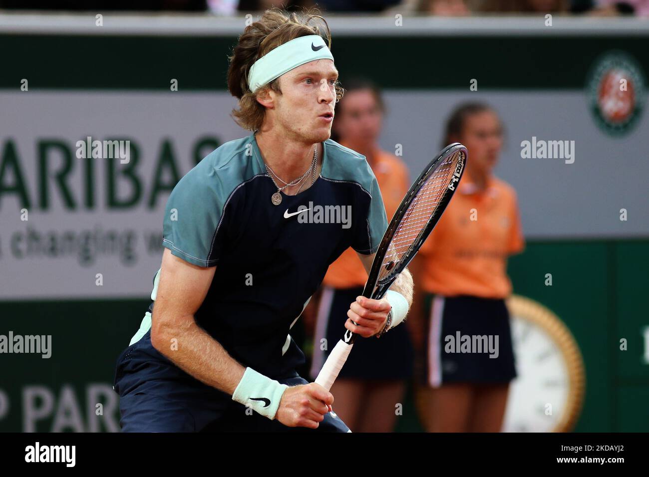 Andrey Rublev durante la sua partita contro Federico Delbonis nella corte di Simonne Mathieu nel 2022° giorno delle finali francesi aperte. (Foto di Ibrahim Ezzat/NurPhoto) Foto Stock
