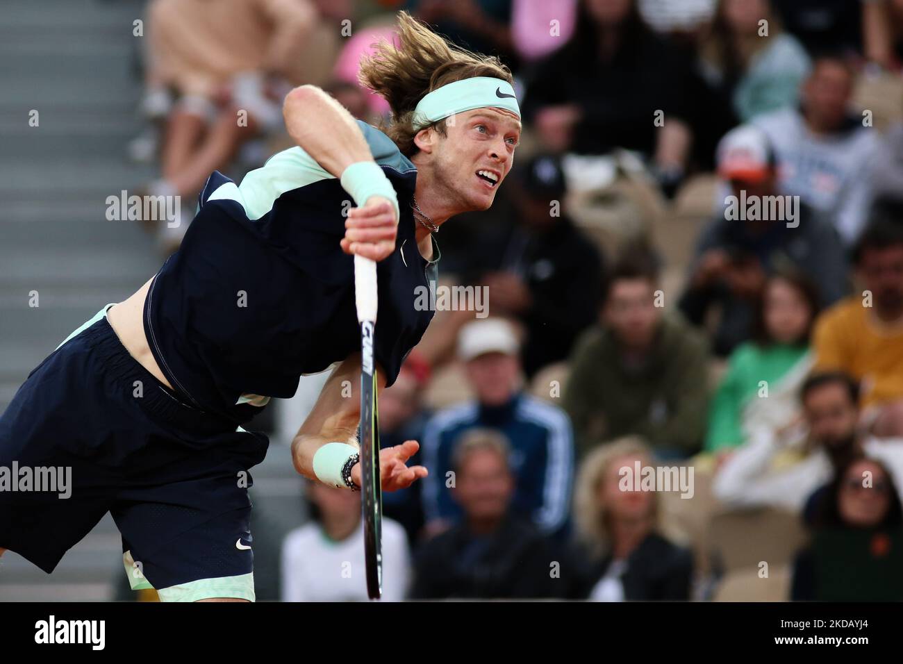 Andrey Rublev durante la sua partita contro Federico Delbonis nella corte di Simonne Mathieu nel 2022° giorno delle finali francesi aperte. (Foto di Ibrahim Ezzat/NurPhoto) Foto Stock