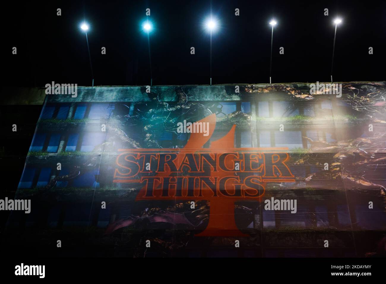 Un enorme banner pubblicitario la prima della quarta stagione della serie 'Stranger Things' su Netflix è visto nell'ex edificio del Forum Hotel a Cracovia, in Polonia, il 26 maggio 2022. Suddiviso in due volumi, il volume uno di Stranger Things Season 4 il volume uno verrà presentato il 27 maggio 2022, con gli episodi 1-7, e il volume due verrà presentato il 1 luglio 2022, con gli episodi 8 e 9. (Foto di Beata Zawrzel/NurPhoto) Foto Stock