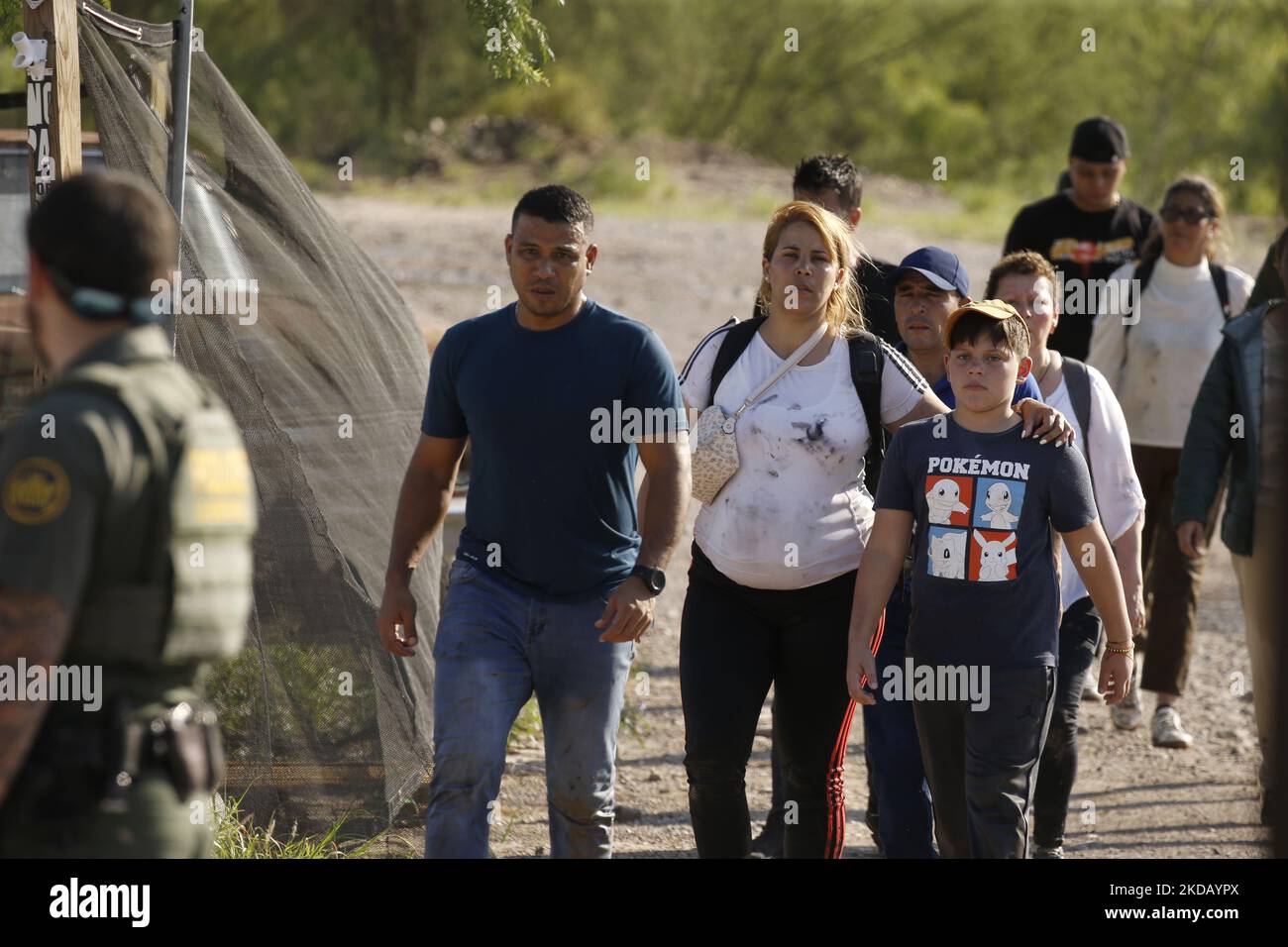 I migranti scortati da Border Patrol arrivano per l'elaborazione il 26 2022 maggio a Eagle Pass Texas, USA. Il titolo 42, il mandato dell’era Trump che era stato stabilito per impedire ai migranti di entrare negli Stati Uniti, Doveva scadere il 23 maggio, ma è stato bloccato da una causa intentata da diversi stati che citavano che la mossa di abbattere la legge “non è riuscita a soddisfare gli standard stabiliti dal Administrative procedure Act” e che non esiste una soluzione permanente per gestire l’inevitabile aumento dell’immigrazione. Gli oppositori alla difesa della legge hanno espresso le loro richieste affermando che il titolo 42 è illegale in quanto viola le leggi sull'immigrazione che impediscono Foto Stock