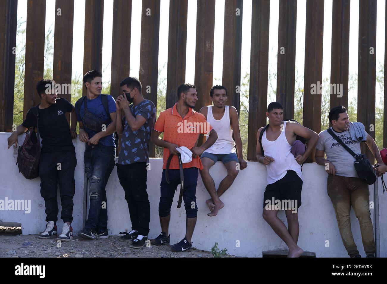 I migranti aspettano di essere trasportati in un centro di detenzione di polizia di frontiera il 26 2022 maggio a Eagle Pass Texas, USA. Il titolo 42, il mandato dell’era Trump che era stato stabilito per impedire ai migranti di entrare negli Stati Uniti, Doveva scadere il 23 maggio, ma è stato bloccato da una causa intentata da diversi stati che citavano che la mossa di abbattere la legge “non è riuscita a soddisfare gli standard stabiliti dal Administrative procedure Act” e che non esiste una soluzione permanente per gestire l’inevitabile aumento dell’immigrazione. Gli oppositori alla difesa della legge hanno espresso le loro richieste affermando che il titolo 42 è illegale in quanto viola le leggi sull'immigrazione t Foto Stock