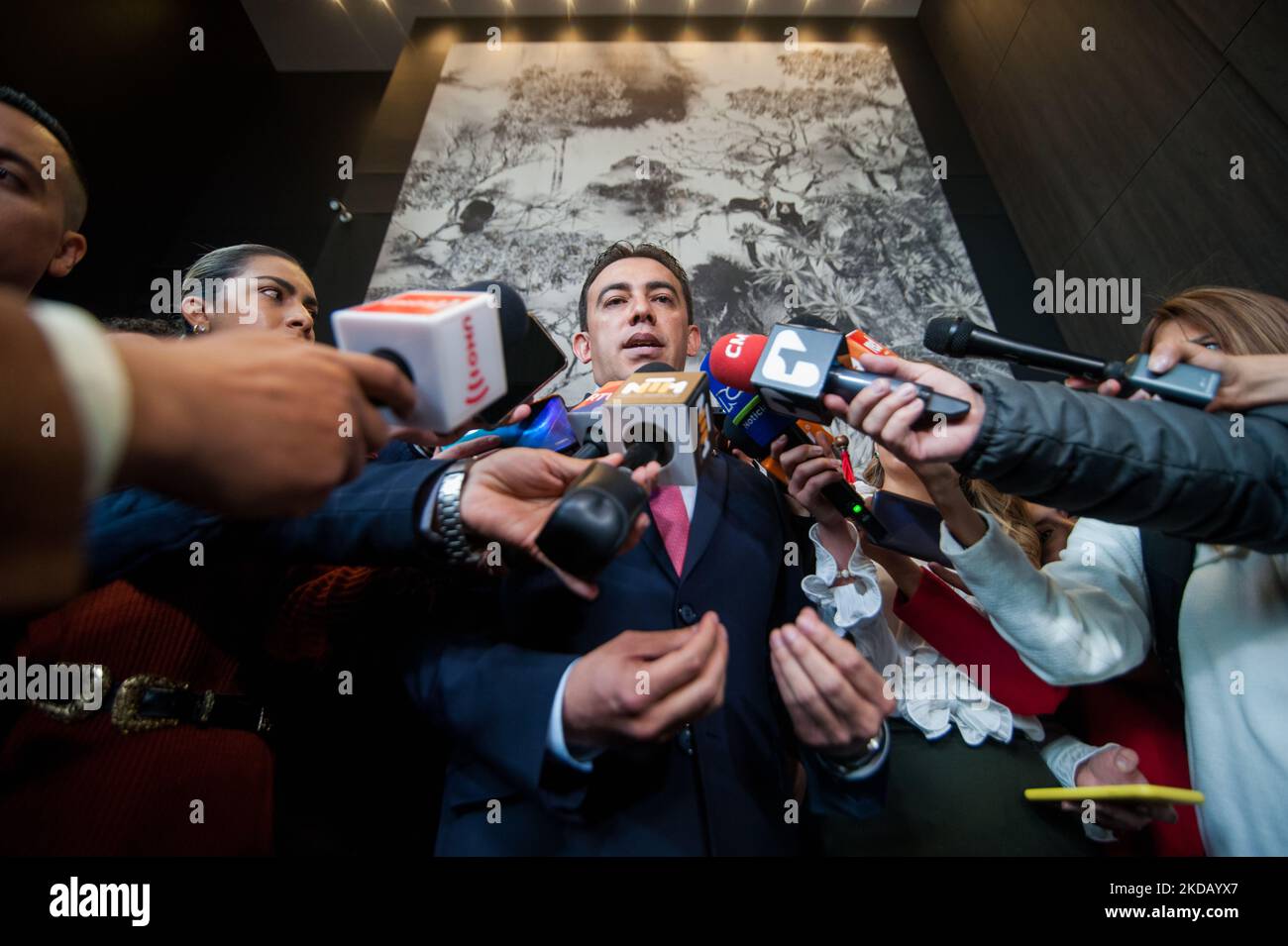 Alexander Vega, ufficiale di stato civile della Colombia, durante l'evento di accoglienza alle missioni di verifica internazionali, che si terrà il 29 maggio 2022 in occasione delle elezioni presidenziali in Colombia. A Bogotà, Colombia, 26 maggio 2022. (Foto di Sebastian Barros/NurPhoto) Foto Stock