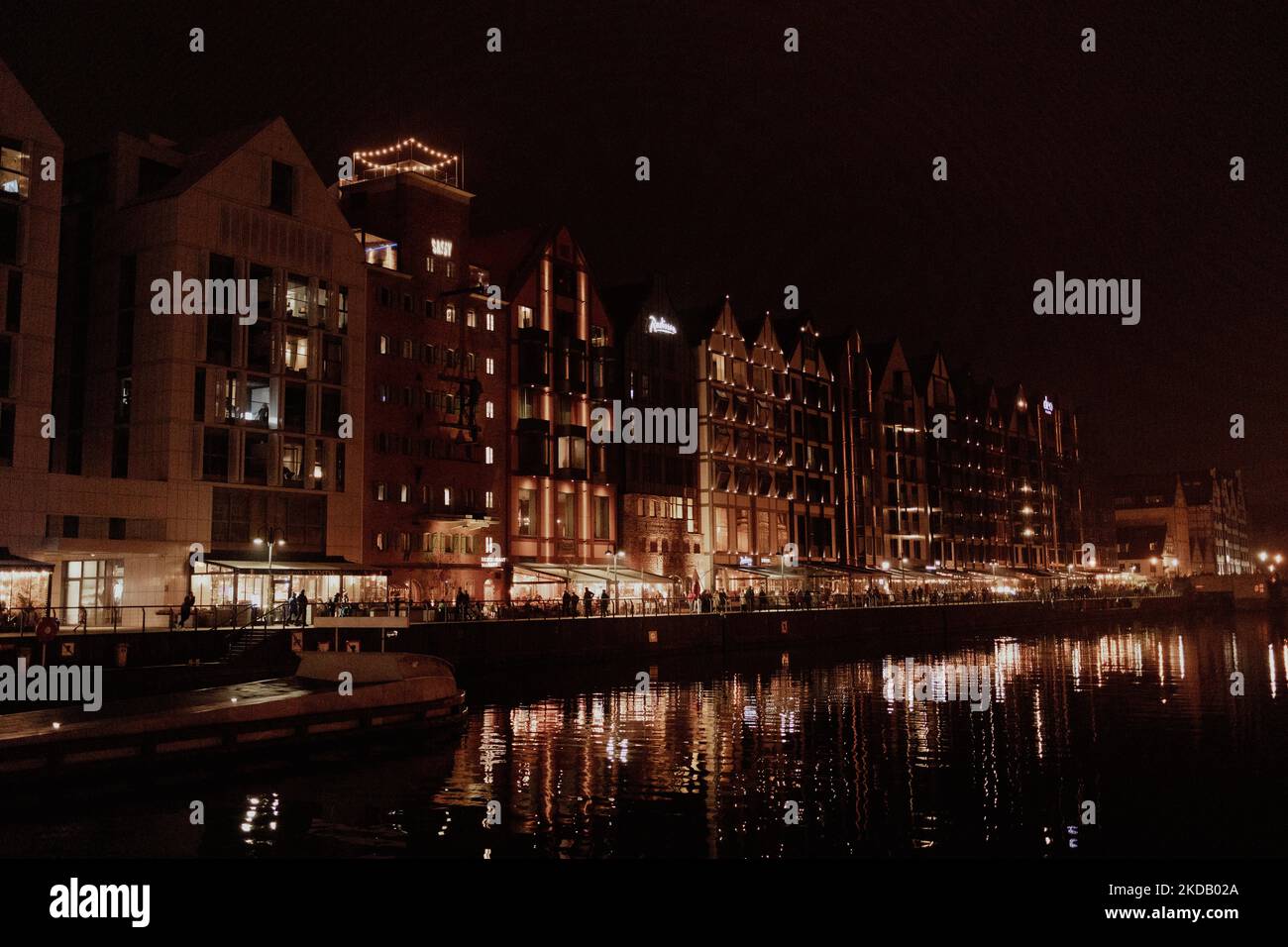 Gdańsk di notte. Bellissima città sul Mar Baltico di notte. Vista serale sul fiume la città vecchia di Danzica, Polonia. Foto Stock