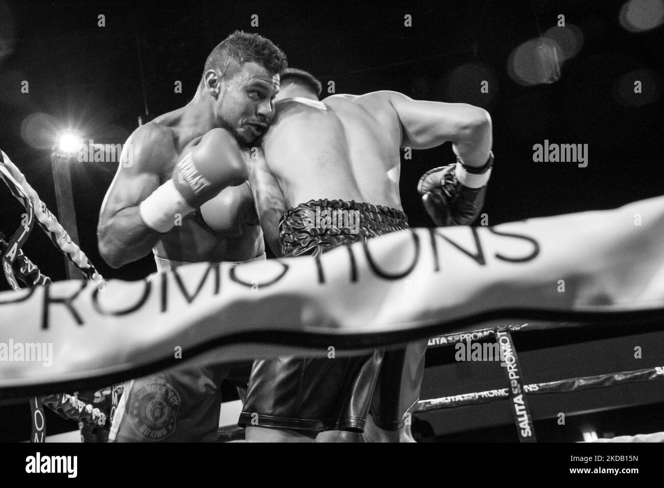 Super welterweight Husam al Mashhadi (3-0, 3 Kos; Dearborn, MI) ha sconfitto Milton Banks (Conroe, TX) nel suo debutto pro per mezzo di TKO al 1:26 minuti del primo round del 26 maggio 2022 all'evento di boxe professionale Detroit Brawl di salita a Dearborn, Michigan. (Foto di Adam J. Dewey/NurPhoto) Foto Stock