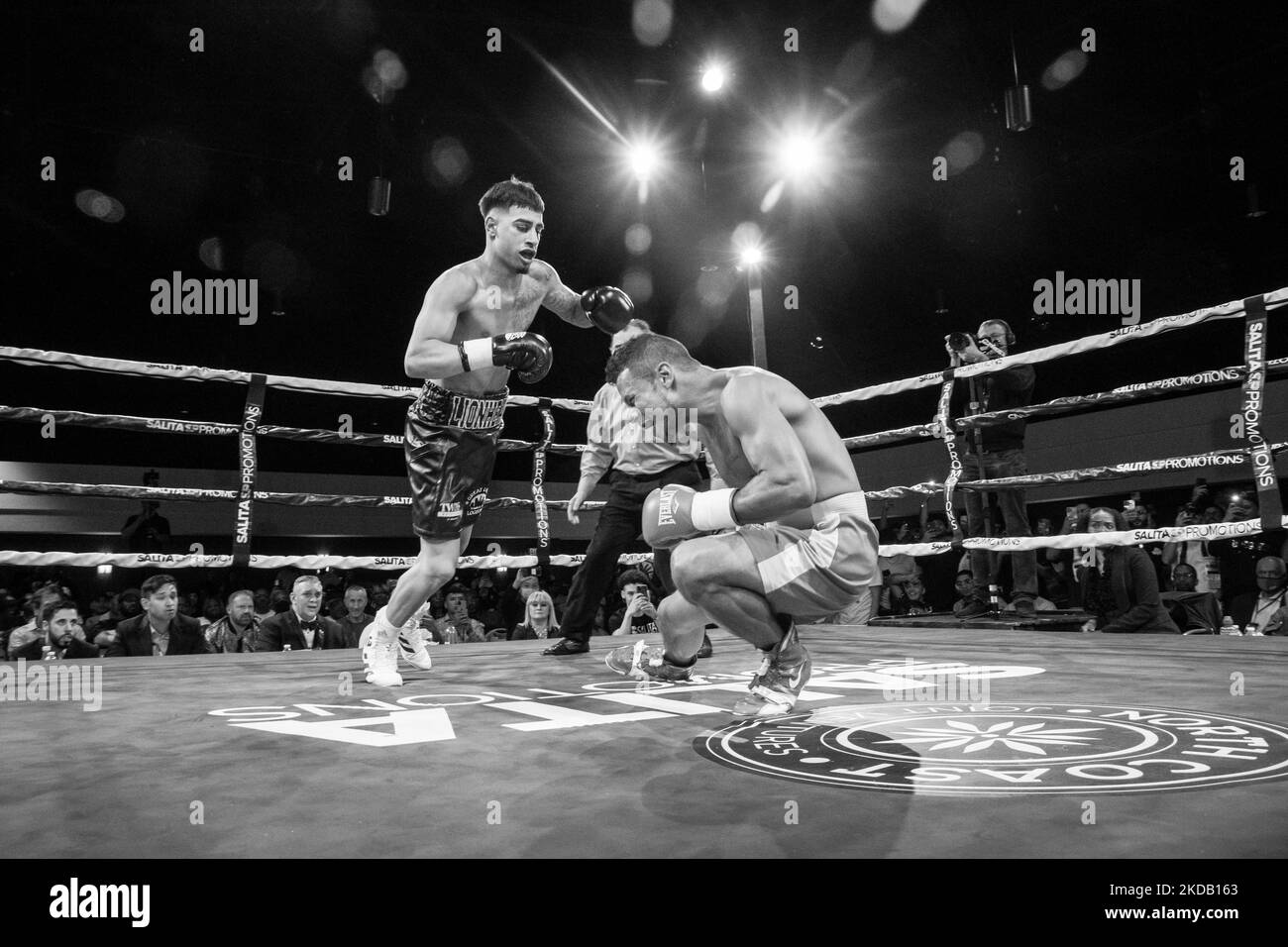 Super welterweight Husam al Mashhadi (3-0, 3 Kos; Dearborn, MI) ha sconfitto Milton Banks (Conroe, TX) nel suo debutto pro per mezzo di TKO al 1:26 minuti del primo round del 26 maggio 2022 all'evento di boxe professionale Detroit Brawl di salita a Dearborn, Michigan. (Foto di Adam J. Dewey/NurPhoto) Foto Stock