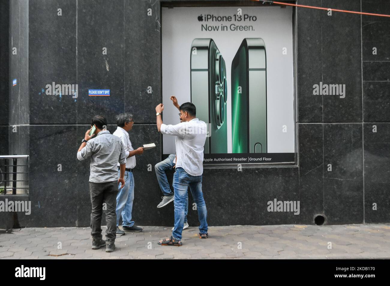 Una pubblicità iPhone come visto fuori di un negozio a Kolkata , India , il 27 maggio 2022 . Apple ha deciso di spostare la sua unità di produzione di iPhone e altri in India dalla Cina secondo i media report. (Foto di Debarchan Chatterjee/NurPhoto) Foto Stock