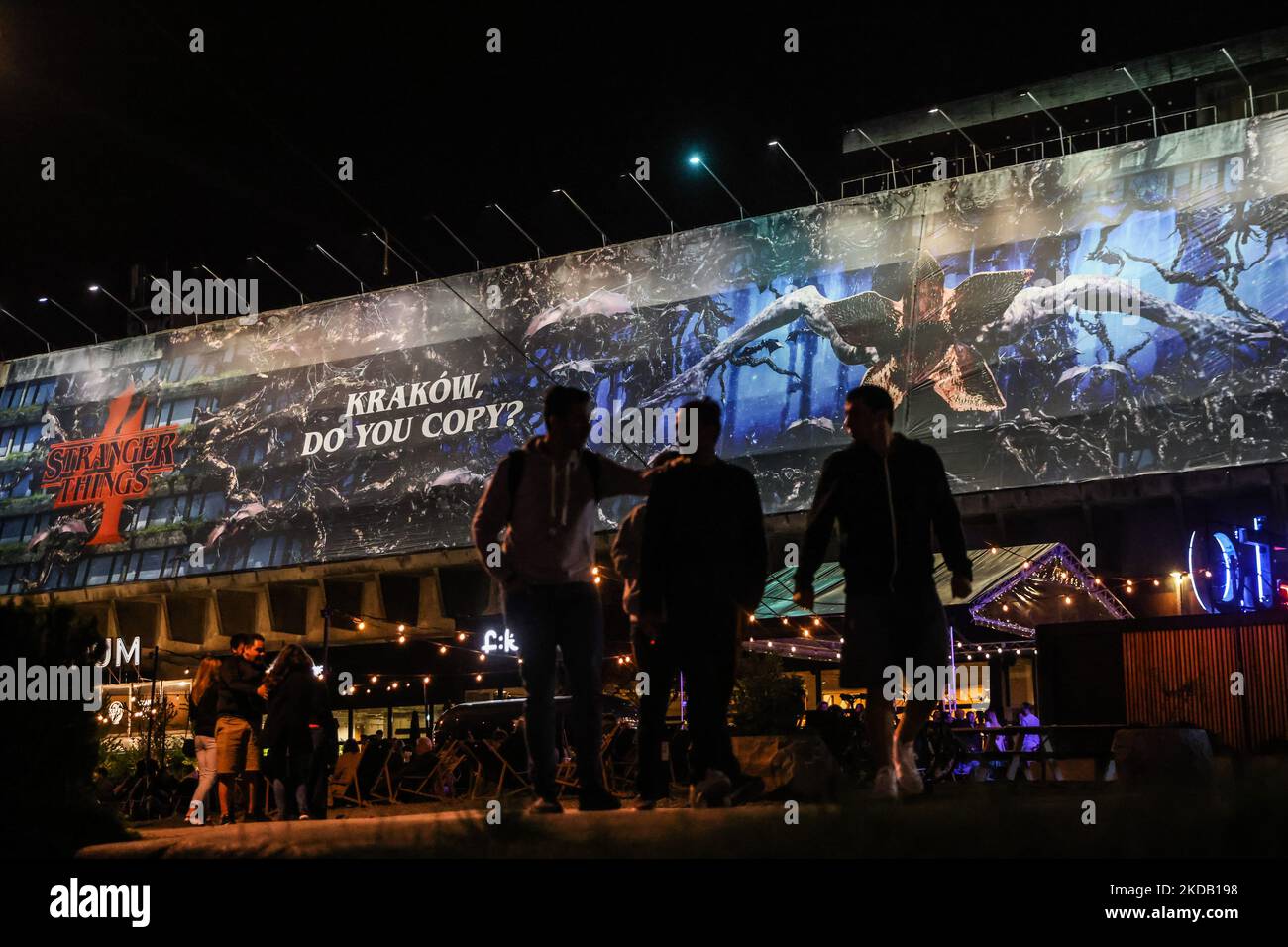 Un enorme banner pubblicitario la prima della quarta stagione della serie 'Stranger Things' su Netflix è visto nell'ex edificio del Forum Hotel a Cracovia, in Polonia, il 26 maggio 2022. Suddiviso in due volumi, il volume uno di Stranger Things Season 4 il volume uno verrà presentato il 27 maggio 2022, con gli episodi 1-7, e il volume due verrà presentato il 1 luglio 2022, con gli episodi 8 e 9. (Foto di Beata Zawrzel/NurPhoto) Foto Stock