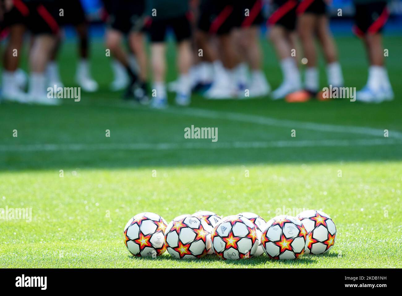 Pallone ufficiale della UEFA Champions League durante gli allenamenti di Liverpool prima della finale della UEFA Champions League il 27 maggio 2022 a Parigi, Francia. (Foto di Giuseppe Maffia/NurPhoto) Foto Stock