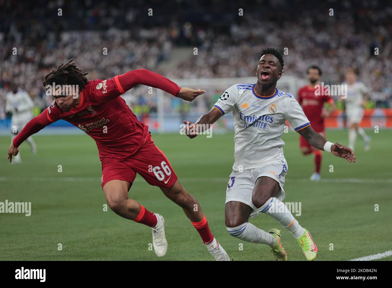 Trent Alexander-Arnold di Liverpool tiene VinÃ­cius JÃºnior del Real Madrid durante la finale della UEFA Champions League tra Liverpool e Real Madrid allo Stade de France di Parigi sabato 28th maggio 2022. (Foto di Pat Scaasi/MI News/NurPhoto) Foto Stock