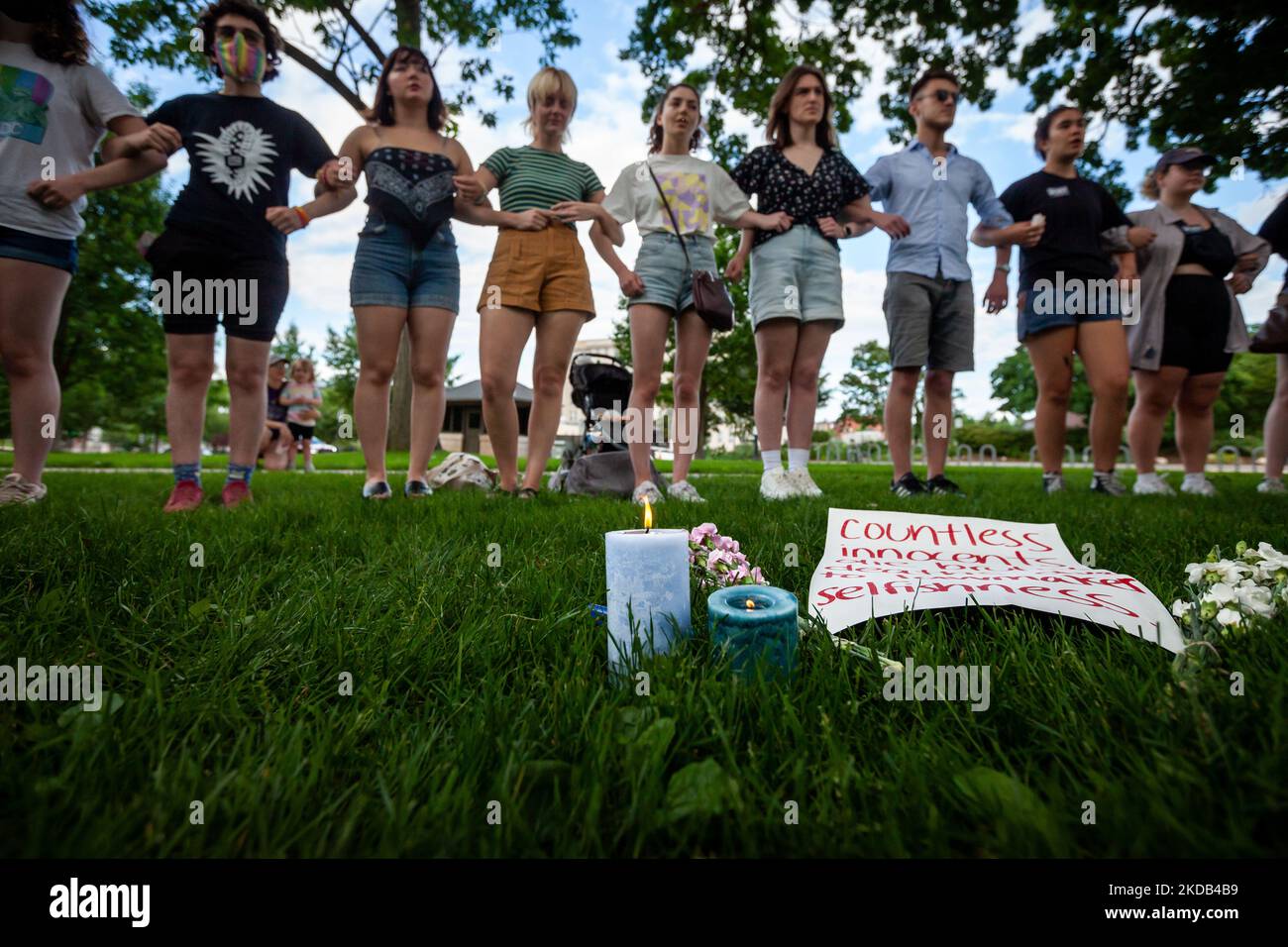 La gente canta 'We Wall override' in una veglia per le vittime della violenza delle armi a Buffalo, NY e Uvalde, TX. Venerdì per il futuro DC ha ospitato la manifestazione, che ha anche chiesto alla Corte Suprema di pronunciarsi a favore dei diritti riproduttivi e della regolamentazione ambientale. La Corte Suprema dovrebbe pronunciarsi contro l’accesso all’aborto, la regolamentazione delle armi e le disposizioni ambientali nel mese prossimo. (Foto di Allison Bailey/NurPhoto) Foto Stock