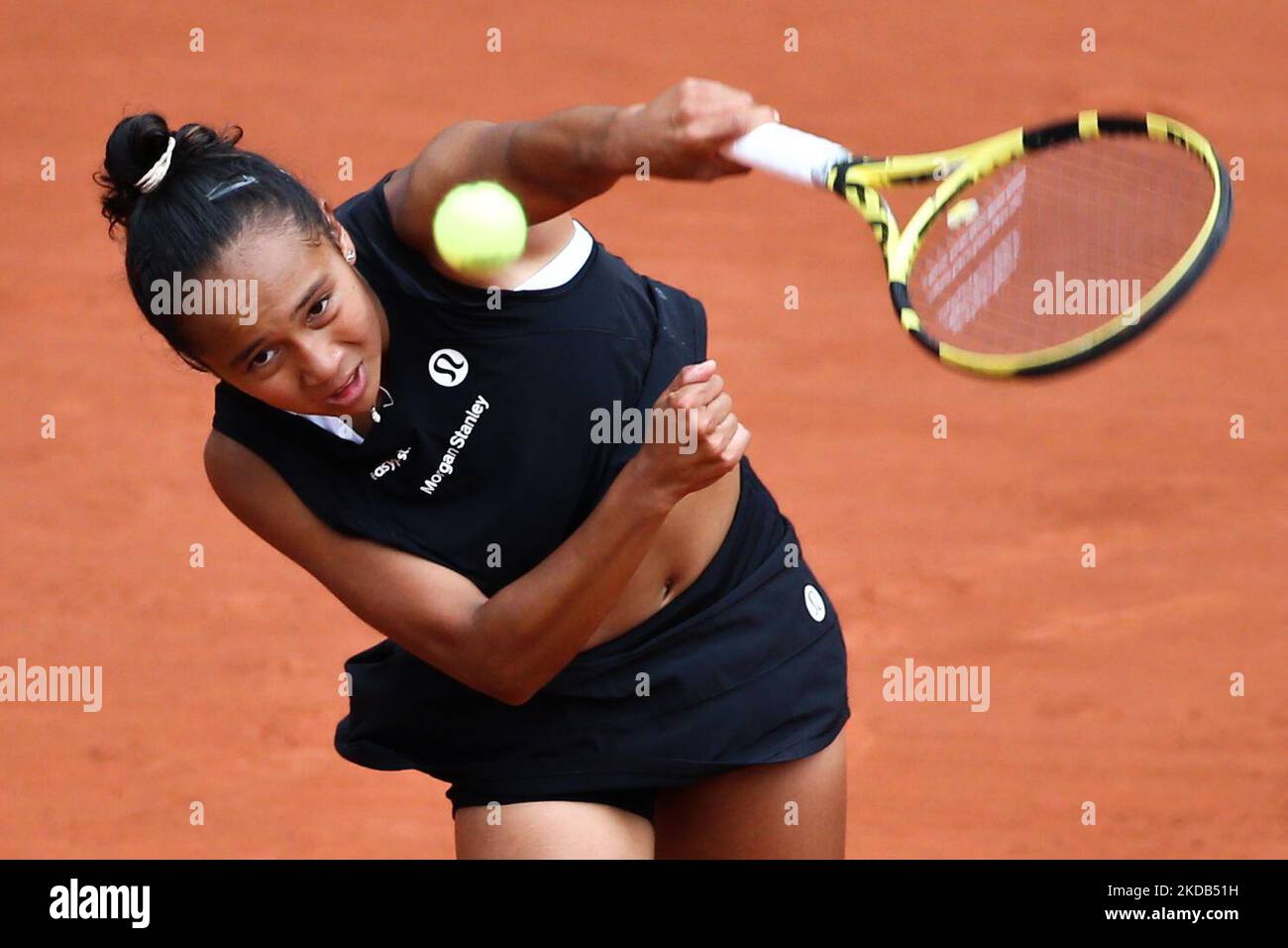 Leylah Fernandez durante la sua partita contro Amanda Anisimova nella corte di Philipe Chatrier nel 2022° round del French Open 4th (Foto di Ibrahim Ezzat/NurPhoto) Foto Stock
