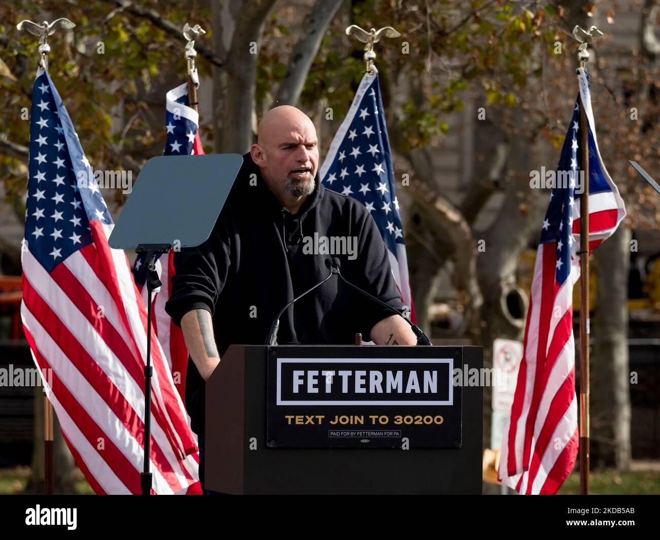 Pittsburgh, Pennsylvania, Stati Uniti. 5th Nov 2022. Il candidato del Senato degli Stati Uniti John Fetterman raduna i suoi sostenitori per andare a votare. (Credit Image: © sue Dorfman/ZUMA Press Wire) Foto Stock