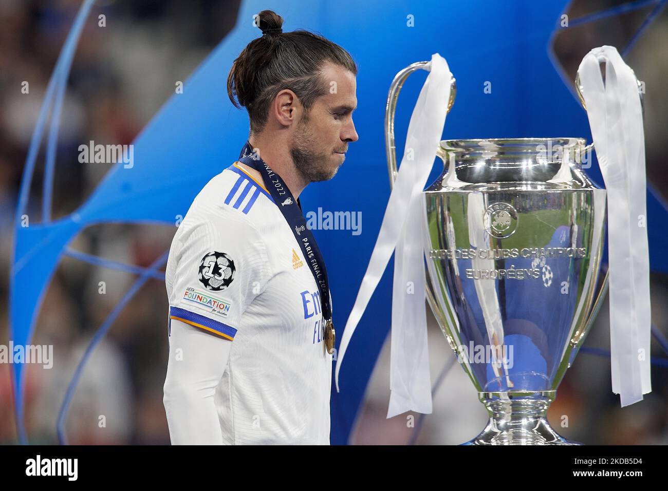 Gareth Bale del Real Madrid con il trofeo dopo la partita finale della UEFA Champions League tra Liverpool FC e Real Madrid allo Stade de France il 28 maggio 2022 a Parigi, Francia. (Foto di Jose Breton/Pics Action/NurPhoto) Foto Stock