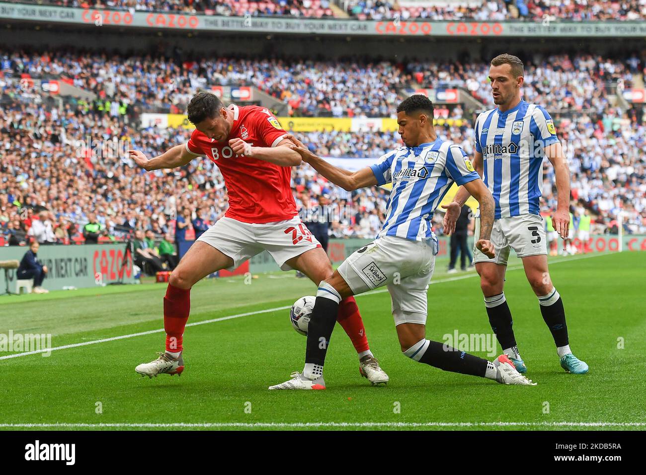 Scott McKenna di Nottingham Forest combatte con Levi Colwill, durante la finale di Play-off del Campionato Sky Bet tra Huddersfield Town e Nottingham Forest allo Stadio di Wembley, Londra, domenica 29th maggio 2022. (Foto di Jon Hobley /MI News/NurPhoto) Foto Stock