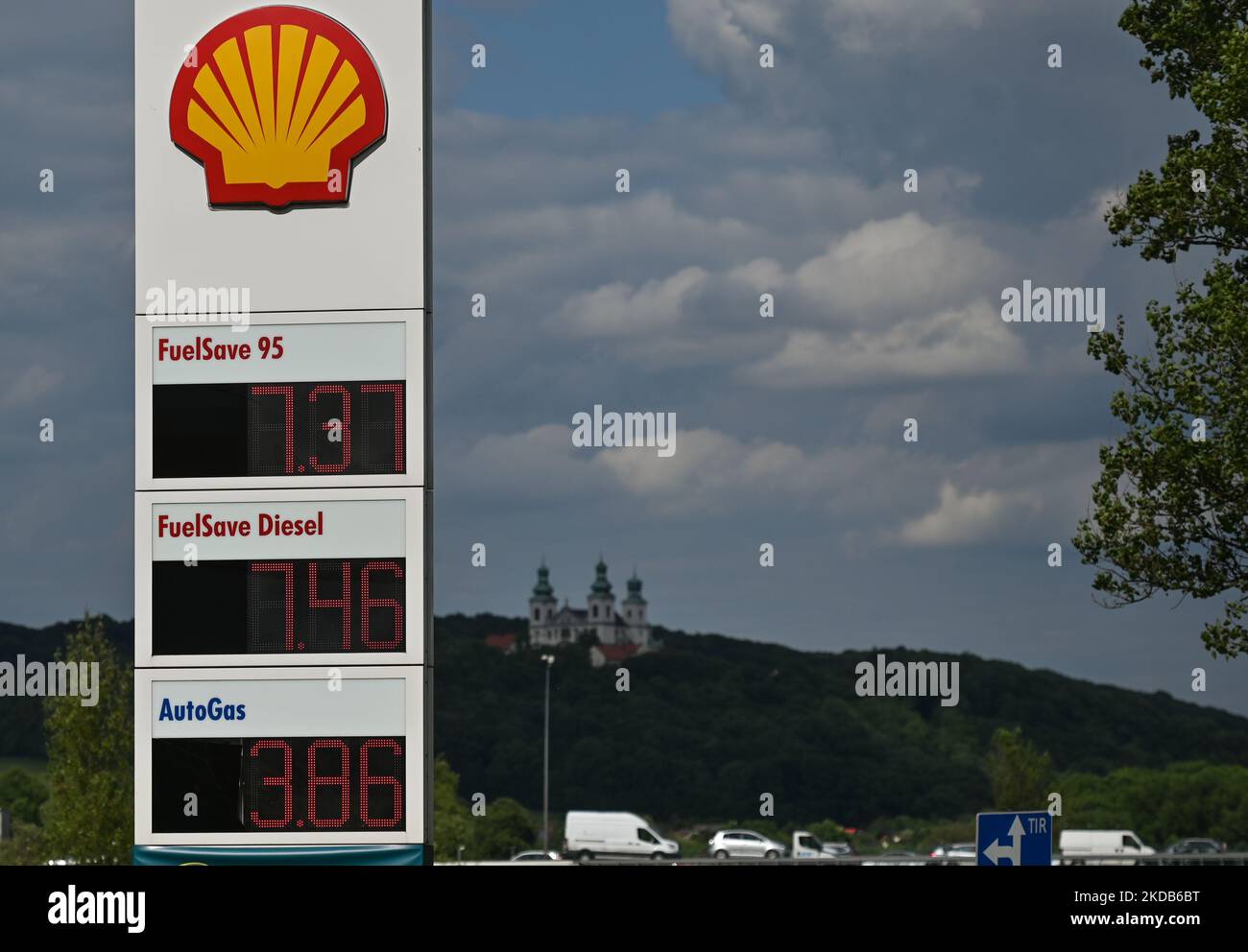 Prezzi del carburante presso la stazione di servizio Shell di Cracovia. Giovedì 26 maggio 2022, a Cracovia, Polonia. (Foto di Artur Widak/NurPhoto) Foto Stock