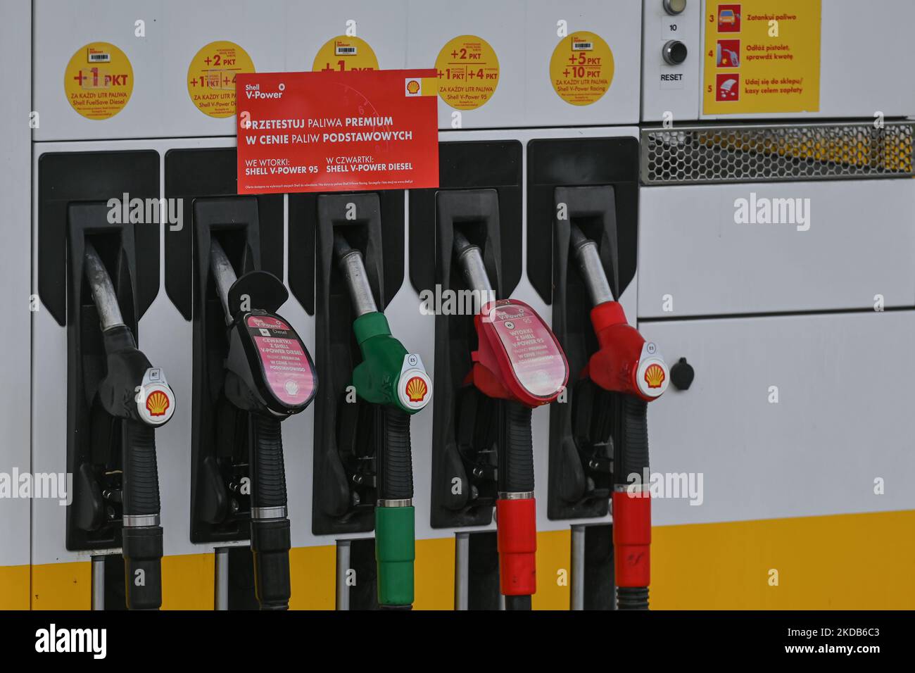 Pompe di rifornimento benzina presso la stazione di servizio Shell di Cracovia. Giovedì 26 maggio 2022, a Cracovia, Polonia. (Foto di Artur Widak/NurPhoto) Foto Stock