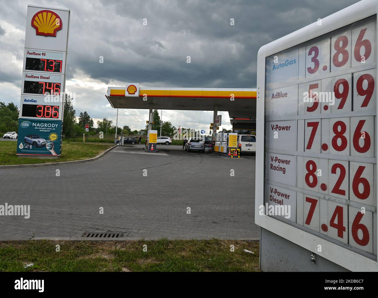 Prezzi del carburante presso la stazione di servizio Shell di Cracovia. Giovedì 26 maggio 2022, a Cracovia, Polonia. (Foto di Artur Widak/NurPhoto) Foto Stock