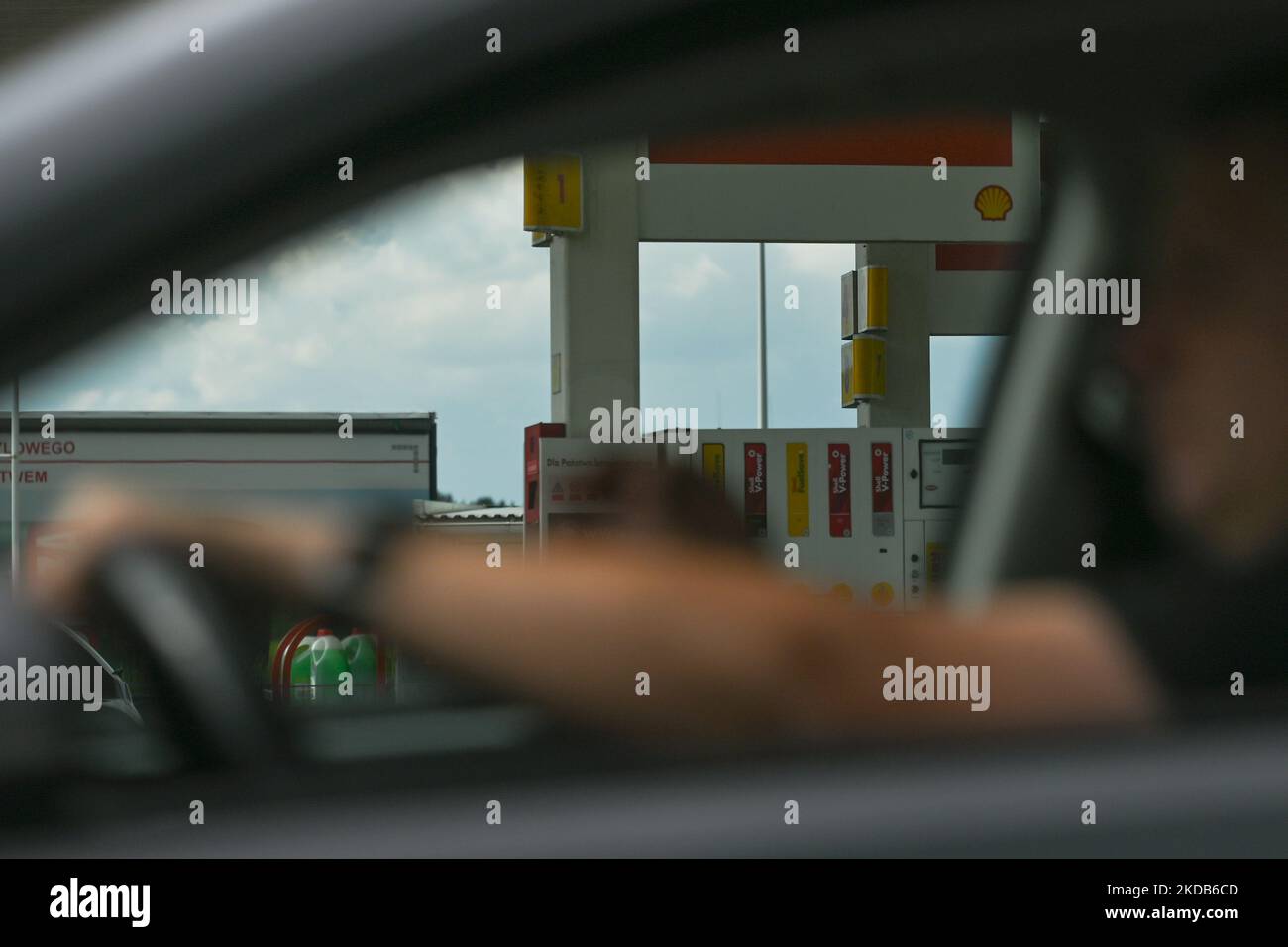 Stazione di servizio Shell a Cracovia. Giovedì 26 maggio 2022, a Cracovia, Polonia. (Foto di Artur Widak/NurPhoto) Foto Stock