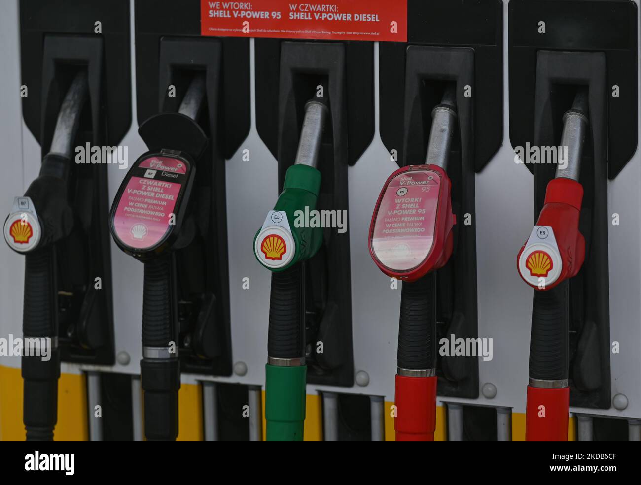 Pompe di rifornimento benzina presso la stazione di servizio Shell di Cracovia. Giovedì 26 maggio 2022, a Cracovia, Polonia. (Foto di Artur Widak/NurPhoto) Foto Stock