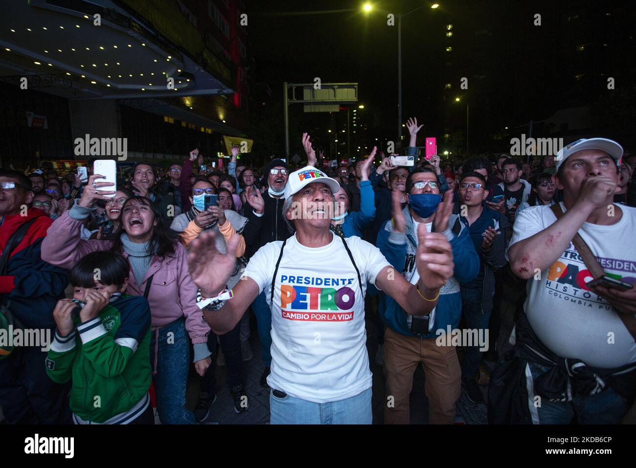 Le persone si riuniscono nelle strade per seguire i risultati elettorali della coalizione progressista Patto HistÃ³rico con Gustavo Petro per il presidente e Francia MÃ¡rquez per il vicepresidente, a BogotÃ¡, in Colombia, il 29 maggio 2022. (Foto di Robert Bonet/NurPhoto) Foto Stock