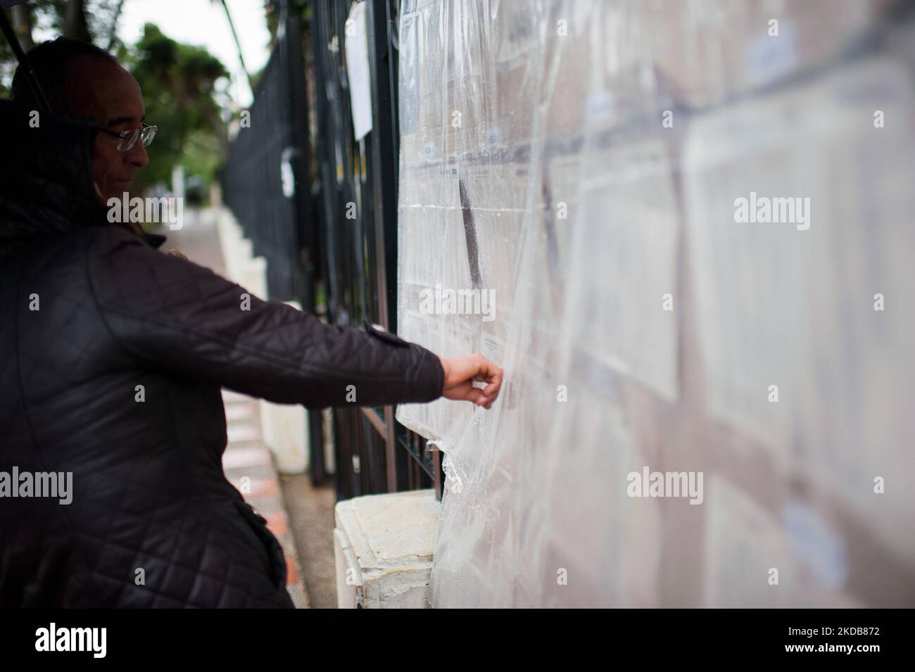 Le persone controllano il loro tavolo di voto durante le elezioni presidenziali del 2022 a Bogotà, Colombia, 29 maggio 2022. (Foto di Sebastian Barros/NurPhoto) Foto Stock