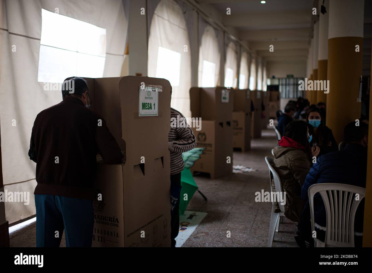 Le persone votano in diverse parti di Bogotà, Colombia, durante le elezioni presidenziali del 2022 a Bogotà, Colombia, 29 maggio 2022. (Foto di Sebastian Barros/NurPhoto) Foto Stock