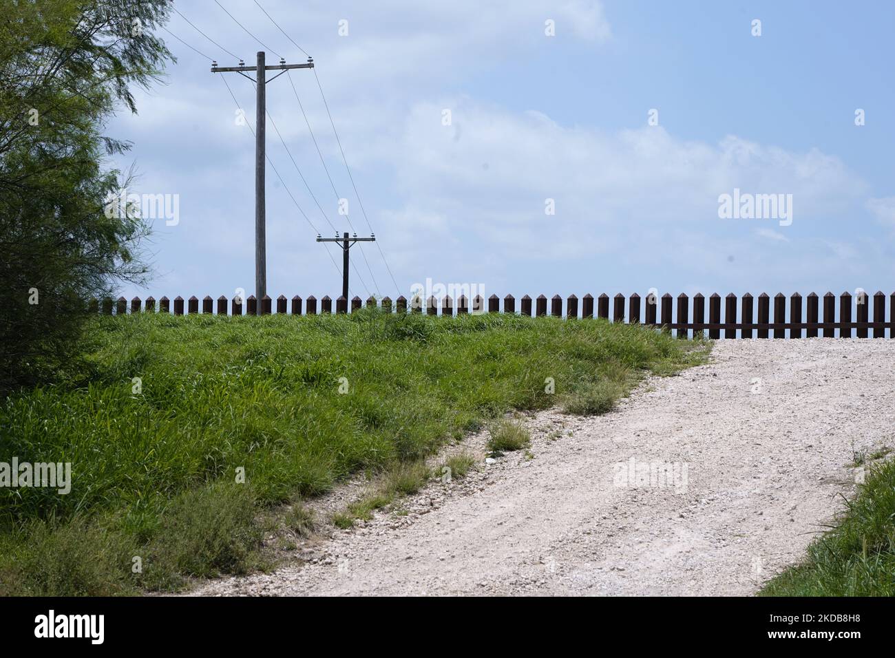 Un breve tratto del muro di confine, talvolta chiamato "muro di Trump", è stato costruito su un prelievo il 30 2022 maggio a la Joya, Texas, USA. Il titolo 42, il mandato dell’era Trump che era stato stabilito per impedire ai migranti di entrare negli Stati Uniti, Doveva scadere il 23 maggio, ma è stato bloccato da una causa depositata da diversi stati citando che la mossa di sciopero, giù la legge "non è riuscita a soddisfare gli standard stabiliti dalla legge sulla procedura amministrativa" e che non vi è alcuna soluzione permanente per gestire l'inevitabile aumento dell'immigrazione. Gli oppositori alla difesa della legge hanno espresso le loro richieste affermando che il titolo 42 è illegale in quanto vi Foto Stock
