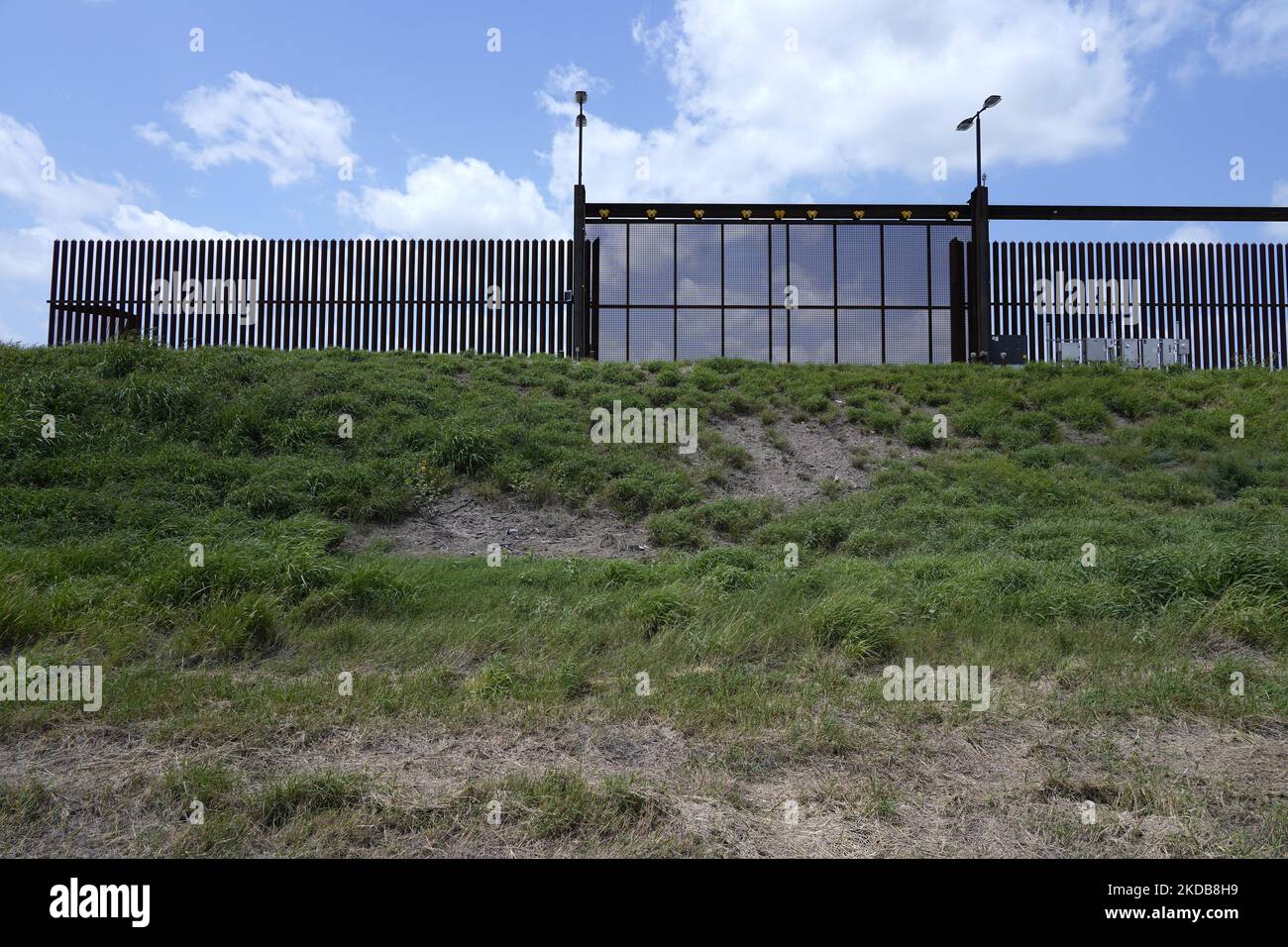 Una delle molte porte del muro di confine, a volte chiamata il ':Trump Wall è visto il 30 2022 maggio a la Joya Texas, USA. Il titolo 42, il mandato dell’era Trump che era stato stabilito per impedire ai migranti di entrare negli Stati Uniti, Doveva scadere il 23 maggio, ma è stato bloccato da una causa depositata da diversi stati citando che la mossa di sciopero, giù la legge "non è riuscita a soddisfare gli standard stabiliti dalla legge sulla procedura amministrativa" e che non vi è alcuna soluzione permanente per gestire l'inevitabile aumento dell'immigrazione. Gli oppositori alla difesa della legge hanno espresso le loro richieste affermando che il titolo 42 è illegale in quanto viola gli immi Foto Stock