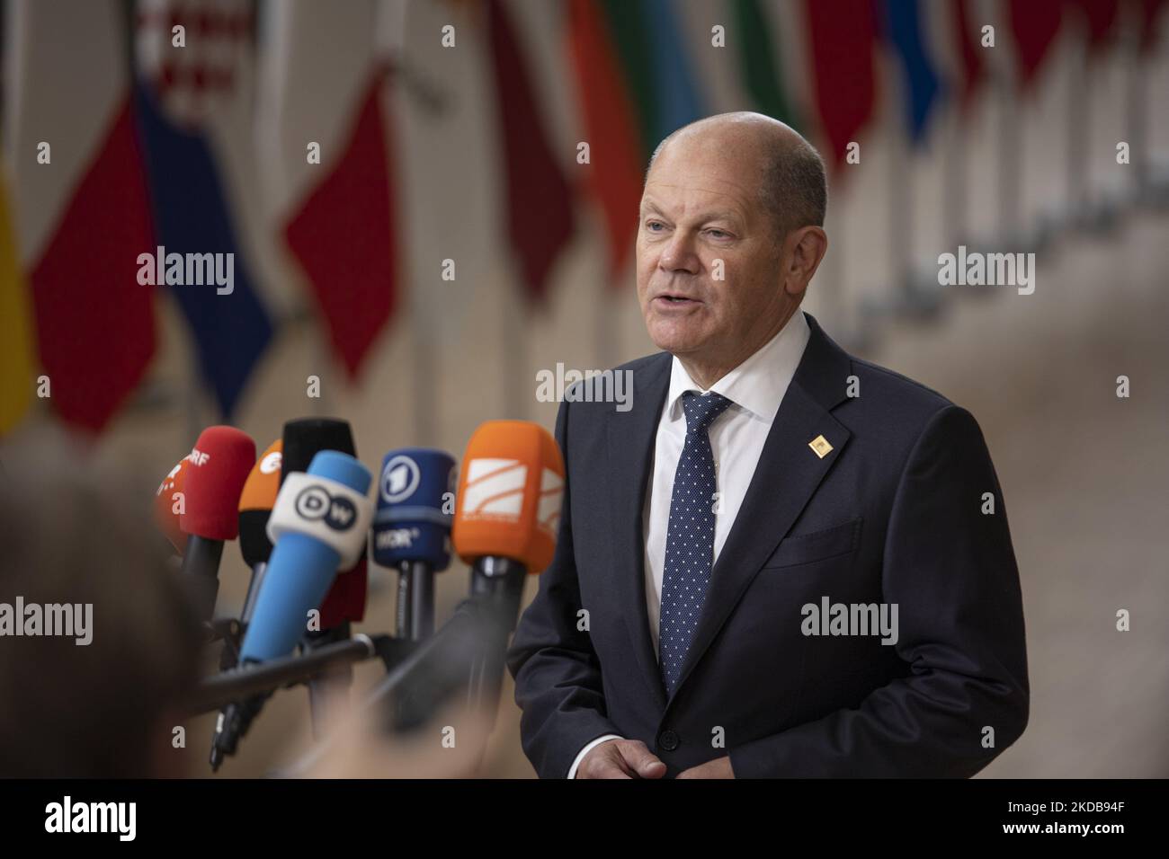 OLAF Scholz il Cancelliere federale tedesco arriva al vertice speciale dell'Unione europea, camminando accanto alle bandiere europee, alla bandiera europea e parlando con i media. Incontro speciale dei leader dell'UE, Consiglio europeo a Bruxelles (Belgio) il 30 maggio 2022 (Foto di Nicolas Economou/NurPhoto) Foto Stock