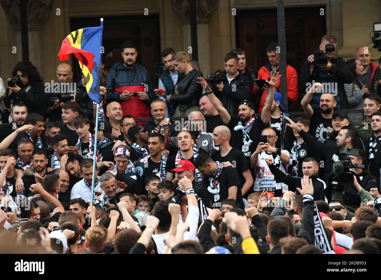 Tifosi del FC Universitatea Cluj (U Cluj) festeggiando insieme ai giocatori della squadra il ritorno in Liga 1, 30 maggio 2022 , Cluj-Napoca (Foto di Flaviu Buboi/NurPhoto) Foto Stock