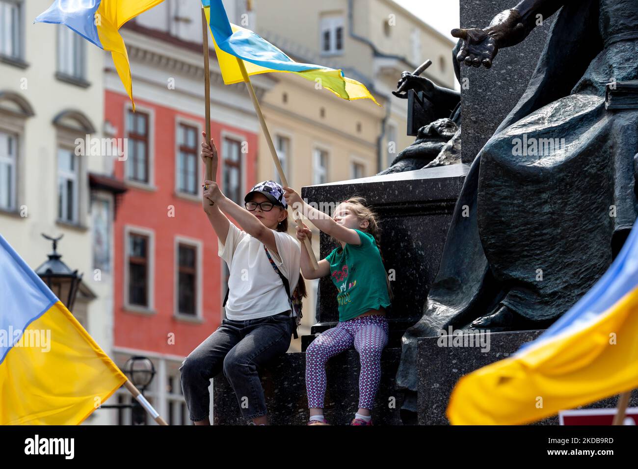 I bambini hanno bandiere ucraine e, come gli ucraini e i polacchi dimostrano nella Piazza dei Marker di Cracovia, in Polonia, per esprimere il loro desiderio di un maggiore sostegno all'Ucraina, che è sotto l'assedio dell'esercito russo il 31 maggio 2022. Mentre la Federazione Russa invase l'Ucraina, il conflitto ha costretto 6,8 milioni di ucraini a fuggire dal loro paese, molti civili sono stati uccisi e la Russia è sottoposta a un'indagine sui suoi presunti crimini di guerra. (Foto di Dominika Zarzycka/NurPhoto) Foto Stock