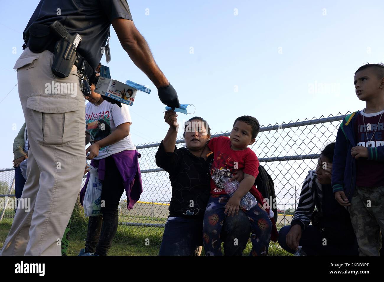 La maggior parte dei migranti provenienti da Nicaragua, El Salvador, Perù e Guatemala sono detenuti dalla polizia di frontiera statunitense il primo giorno dell’attuazione della “regola finale provvisoria credibile per il trattamento della paura e dell’asilo”, il 31 maggio 2022 a la Joya, Texas, USA. La regola prevede che i casi ammissibili all'asilo siano accelerati in mesi piuttosto che in anni, nel tentativo di alleviare il ritardo dei procedimenti giudiziari. Il titolo 42, il mandato dell’era Trump, che era stato fissato per impedire ai migranti di entrare negli Stati Uniti, doveva scadere il 23 maggio, ma era stato bloccato da una causa intentata da diversi stati che citavano il passaggio allo sciopero di dow Foto Stock