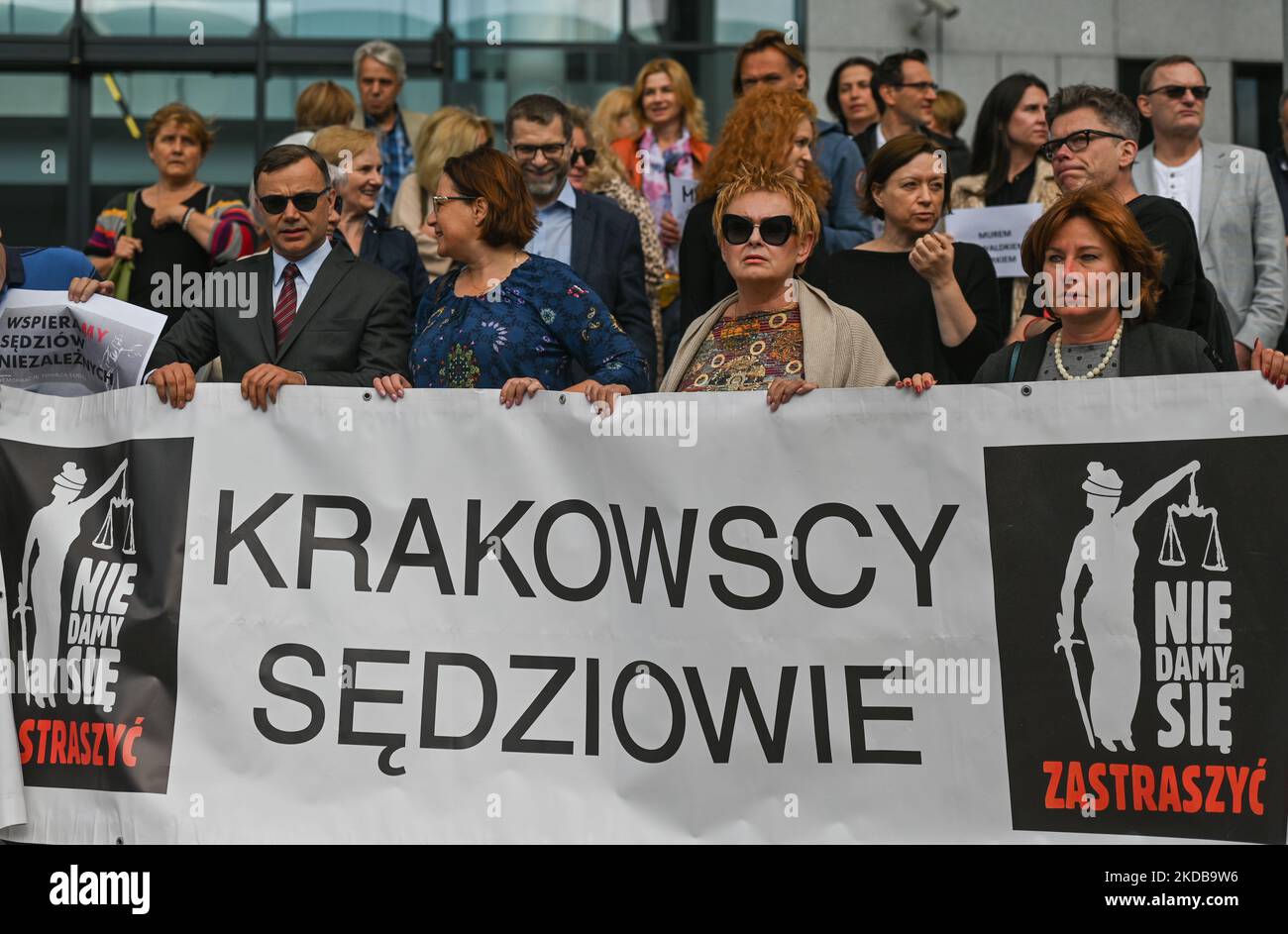 Giudici locali e loro sostenitori durante una protesta davanti alla Corte d'appello di Cracovia contro le azioni di commissari disciplinari contro il giudice Waldemar ?urek. Lunedì 30 maggio 2022 a Cracovia, Polonia. (Foto di Artur Widak/NurPhoto) Foto Stock