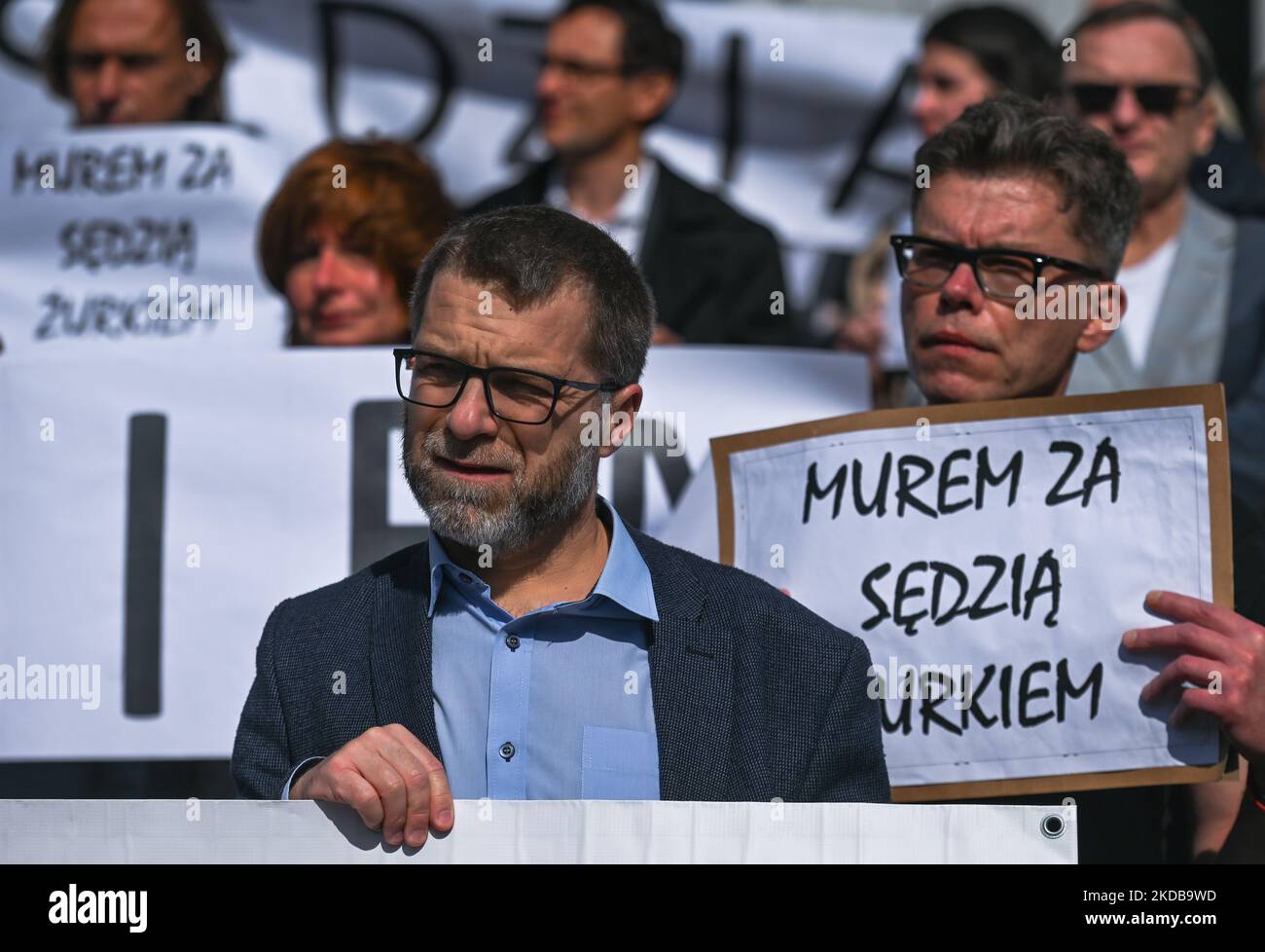 Giudici locali e loro sostenitori durante una protesta davanti alla Corte d'appello di Cracovia contro le azioni di commissari disciplinari contro il giudice Waldemar ?urek. Lunedì 30 maggio 2022 a Cracovia, Polonia. (Foto di Artur Widak/NurPhoto) Foto Stock