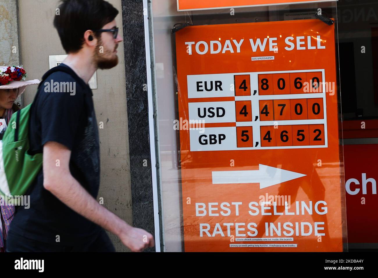 Un uomo passa per il cambio di valuta a Cracovia, in Polonia, il 31 maggio 2022. (Foto di Jakub Porzycki/NurPhoto) Foto Stock