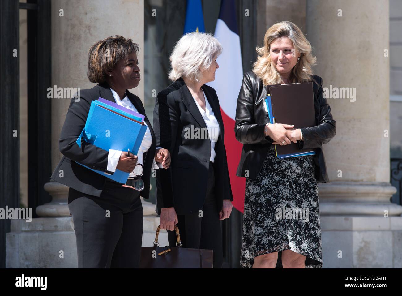 L'uscita del Consiglio dei ministri al Palazzo dell'Eliseo. Da destra a sinistra, il Ministro dei territori d'oltremare Yael Braun-Pivet, il Vice Ministro delle pari opportunità Isabelle Roma, il Sottosegretario al Mare Justine Benin, a Parigi, 1 giugno 2022. (Foto di Andrea Savorani Neri/NurPhoto) Foto Stock
