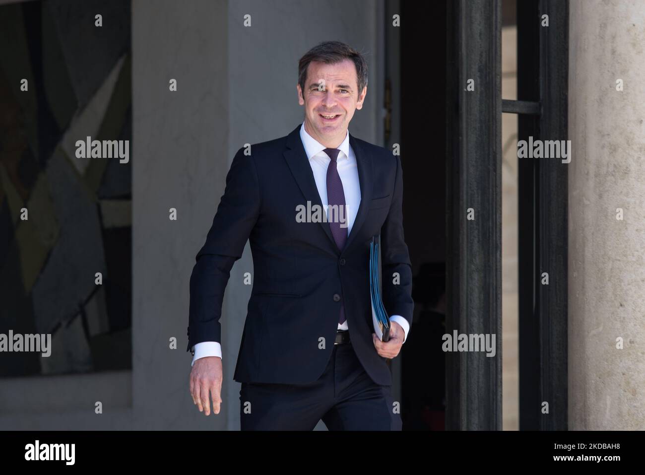Ministro delle relazioni con il Parlamento Olivier Veran, uscita dal Consiglio dei ministri, Palazzo dell'Eliseo, Parigi, 1 giugno 2022. (Foto di Andrea Savorani Neri/NurPhoto) Foto Stock
