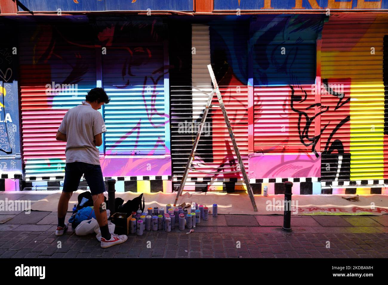 Diversi artisti trasformano la facciata di un locale Malasaña nella settima edizione di Pinta Malasaña, il 29 maggio 2022 a Madrid, Spagna. Questo evento è dedicato alla creazione artistica, alla cultura accessibile per il divertimento gratuito e al supporto per il commercio locale. Per dodici ore i cento artisti partecipanti creeranno le loro proposte artistiche dal vivo. Alla fine della giornata si terrà un concorso in cui verranno scelti tre vincitori. Per la prima volta, il concorso prevede un premio People's Choice. Pinta Malasaña 2022 è organizzato da Somos Malasaña e Madrid Street ArtProject (Photo by Foto Stock