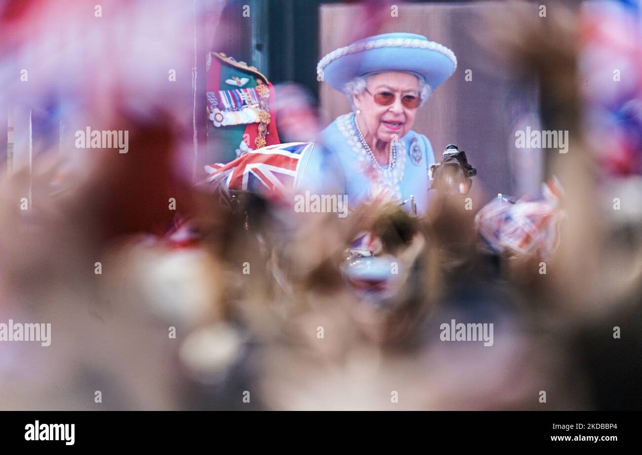 La regina Elisabetta II appare su uno schermo durante il live streaming per la celebrazione del Platinum Jubilee della regina a Buckingham Palace, Regno Unito, il 2 giugno 2022. (Foto di Alexander Mak/NurPhoto) Foto Stock