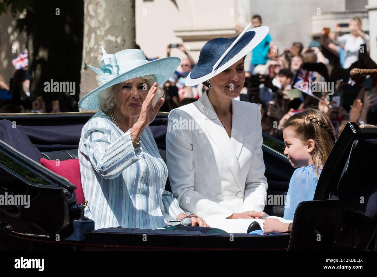 LONDRA, REGNO UNITO - 02 GIUGNO 2022: (L-R) Camilla, Duchessa di Cornovaglia, Caterina, Duchessa di Cambridge e Principessa Charlotte cavalcano in carrozza trainata da cavalli lungo il Mall durante la parata militare Trooping the Colour per onorare il compleanno ufficiale sua Maestà la Regina e il Platinum Jubilee il 02 giugno 2022 a Londra, Inghilterra. Milioni di persone nel Regno Unito sono previste per partecipare ai festeggiamenti di quattro giorni che segnano il 70th° anno sul trono del monarca britannico che regna da più tempo, la regina Elisabetta II, con oltre un miliardo di spettatori che dovrebbero assistere ai festeggiamenti in tutto il mondo. (Foto di WIkt Foto Stock