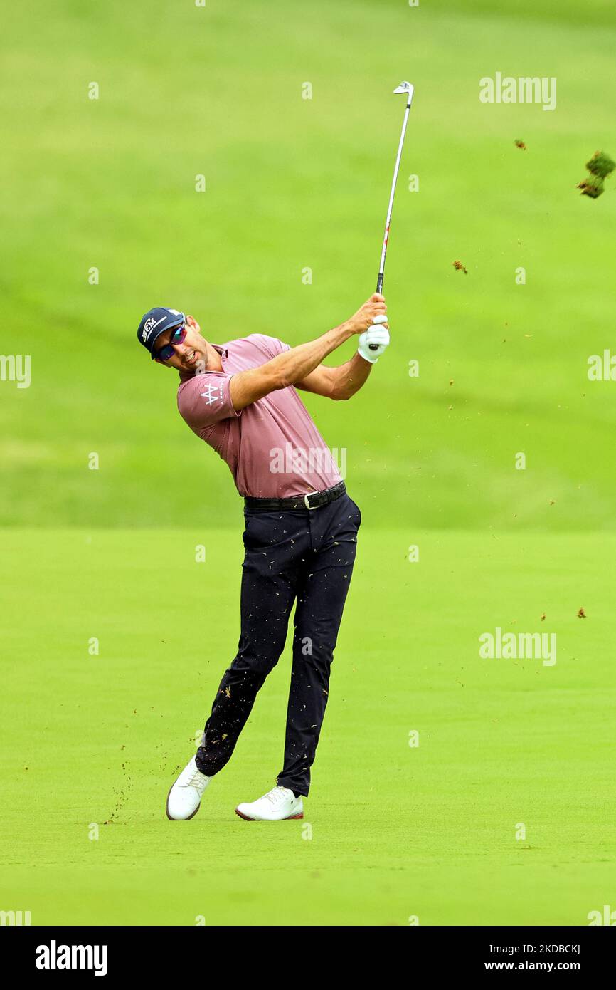 Cameron Tringale della Missione Viejo, California, USA colpisce il fairway verso il green 1st durante il primo round del Torneo commemorativo presentato da Workday al Muirfield Village Golf Club di Dublino, Ohio, USA, giovedì 2 giugno, 2022. (Foto di Amy Lemus/NurPhoto) Foto Stock