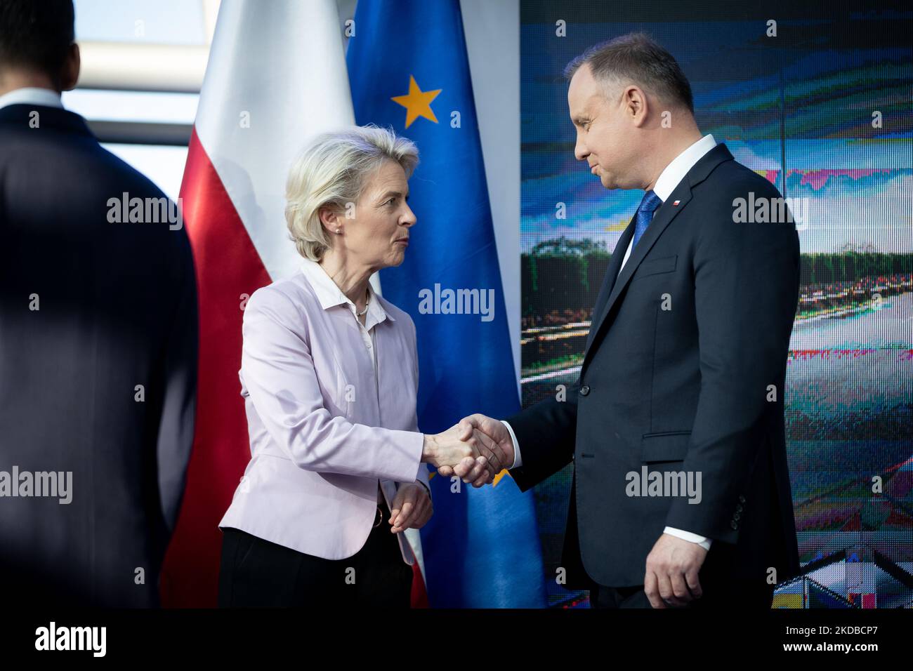 Il presidente della Commissione europea Ursula von der Leyen e il presidente polacco Andrzej Duda dopo una conferenza stampa congiunta presso la sede centrale del PSE (Power Grid polacchi) a Konstancin-Jeziorna, Polonia, il 2 giugno 2022 (Foto di Mateusz Wlodarczyk/NurPhoto) Foto Stock