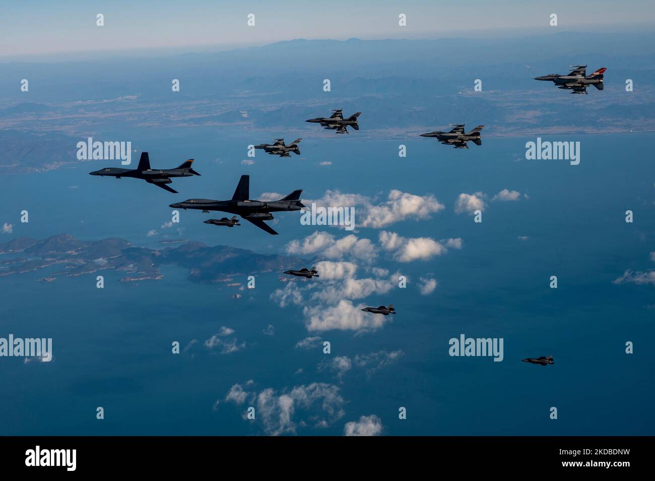 51st i F-16 di Fighter Wing si sono Uniti ai bombardieri Indo-Pacific Command B-1B e alla F-35A della Repubblica di Corea in un volo di addestramento combinato sulla penisola coreana come parte del Vigilant Storm 23, 5 novembre 2022. Vigilant Storm è un esercizio di formazione ricorrente e ripianificato per dimostrare gli elevati livelli di preparazione e flessibilità del combattimento, uno stretto coordinamento e una quota credibile di capacità di deterrente da parte dei partner bilaterali. (STATI UNITI Air Force foto di staff Sgt. Dwane R. Young) Foto Stock