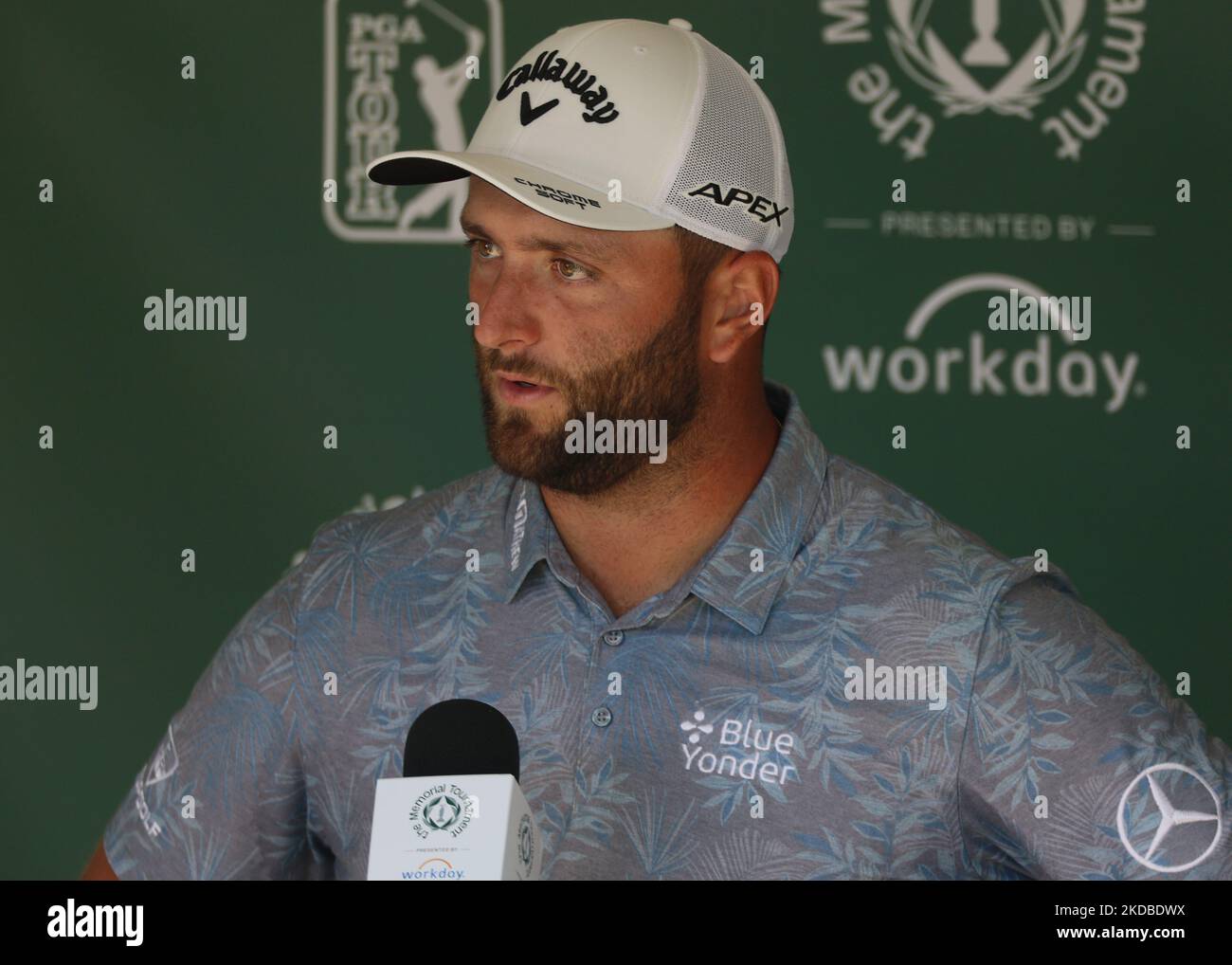 Jon Rahm di Spagna è intervistato dopo aver completato il corso durante il secondo round del Torneo commemorativo presentato da Workday al Muirfield Village Golf Club di Dublino, Ohio, USA, venerdì 3 giugno, 2022. (Foto di Amy Lemus/NurPhoto) Foto Stock