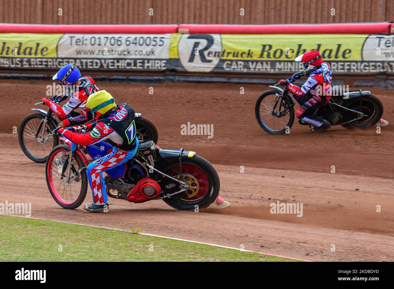 Jacob Fellows (giallo) insegue Freddy Hodder (blu) con Sam McGurk (rosso) all'esterno durante la partita della National Development League tra Belle Vue Colts e Oxford Chargers al National Speedway Stadium di Manchester venerdì 3rd giugno 2022. (Foto di Ian Charles/MI News/NurPhoto) Foto Stock