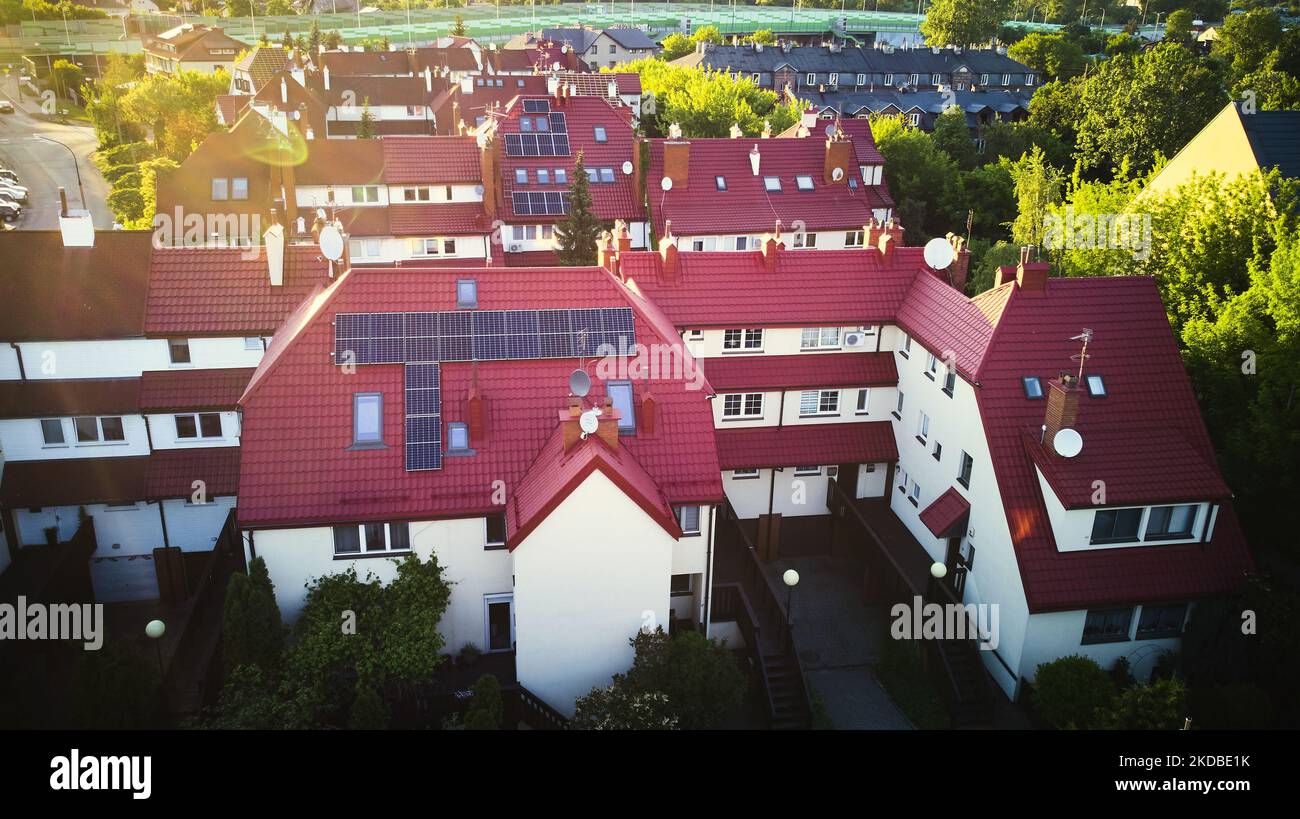 Le case con pannelli solari sui tetti sono viste in un quartiere urbano di Varsavia, Polonia, il 03 giugno 2022. Secondo la Commissione europea, è urgente porre fine alla dipendenza dell'UE dai combustibili fossili, in particolare da quelli russi. Oltre ad affrontare la crisi climatica, la Commissione ha proposto di rendere obbligatori i pannelli solari per i nuovi edifici. (Foto di Str/NurPhoto) Foto Stock