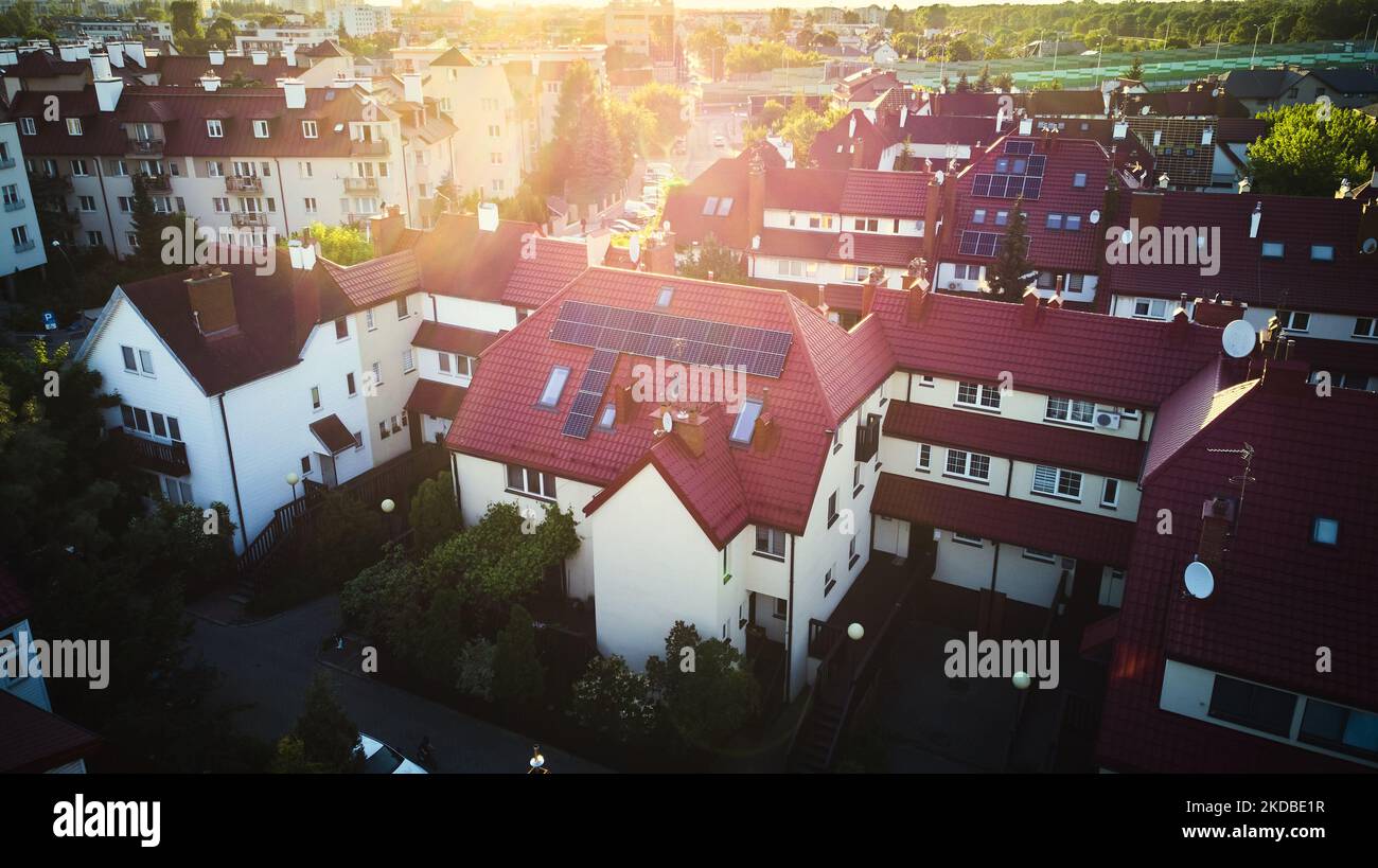 Le case con pannelli solari sui tetti sono viste in un quartiere urbano in questa foto aerea di Varsavia, Polonia, il 03 giugno 2022. Secondo la Commissione europea, è urgente porre fine alla dipendenza dell'UE dai combustibili fossili, in particolare da quelli russi. Oltre ad affrontare la crisi climatica, la Commissione ha proposto di rendere obbligatori i pannelli solari per i nuovi edifici. (Foto di Str/NurPhoto) Foto Stock