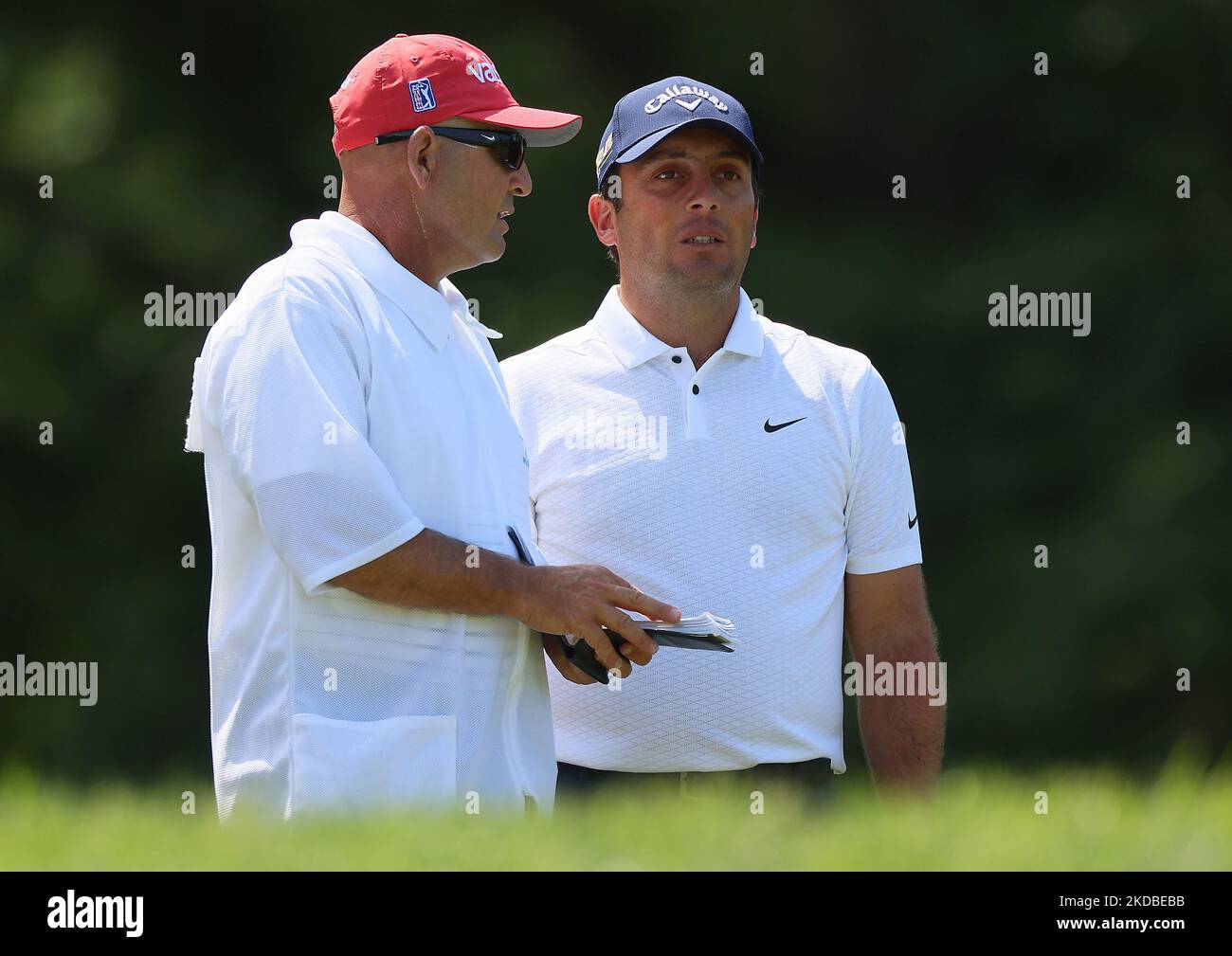 Francesco Molinari d'Italia parla con il suo caddie al tee 18th durante il secondo round del Torneo commemorativo presentato da Workday al Muirfield Village Golf Club di Dublino, Ohio, USA, venerdì 3 giugno, 2022. (Foto di Amy Lemus/NurPhoto) Foto Stock