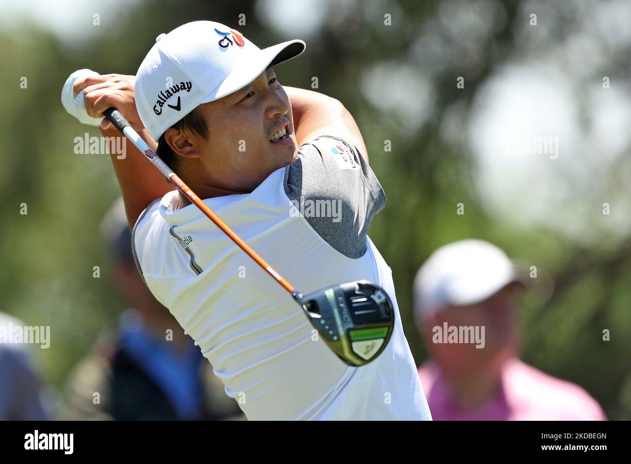 K. H. Lee della Corea del Sud si è esibito sul tee 11th durante il secondo round del Torneo commemorativo presentato da Workday al Muirfield Village Golf Club di Dublino, Ohio, USA venerdì 3 giugno 2022. (Foto di Jorge Lemus/NurPhoto) Foto Stock