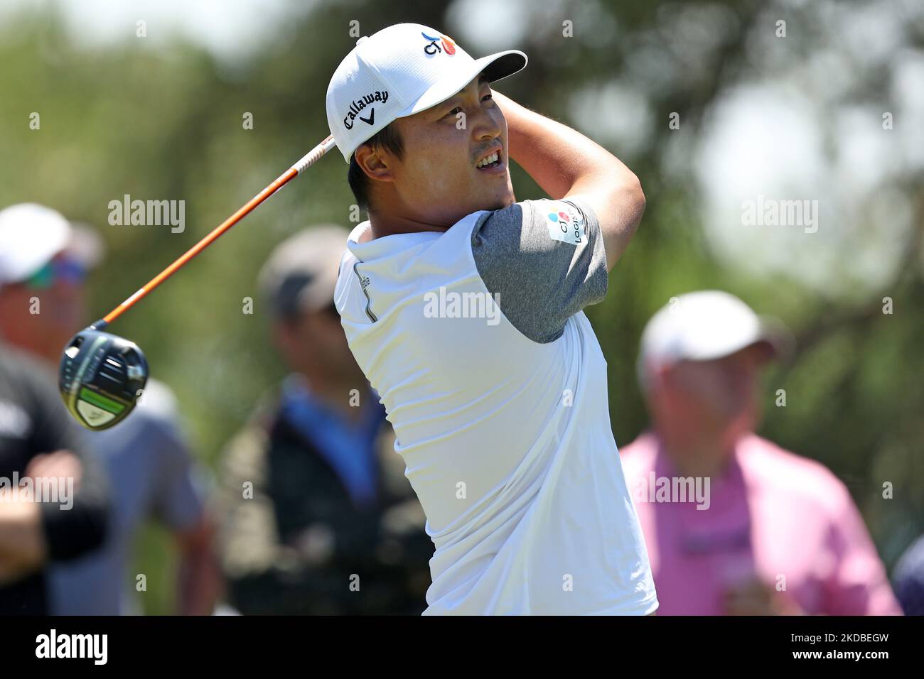 K. H. Lee della Corea del Sud si è esibito sul tee 11th durante il secondo round del Torneo commemorativo presentato da Workday al Muirfield Village Golf Club di Dublino, Ohio, USA venerdì 3 giugno 2022. (Foto di Jorge Lemus/NurPhoto) Foto Stock